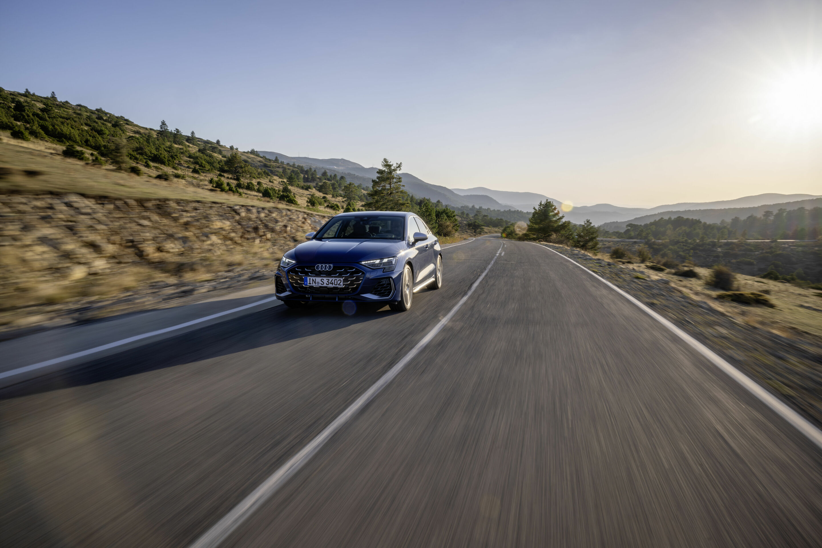 Audi S3 Limousine - Fahraufnahme,
Farbe: Ascariblau Metallic