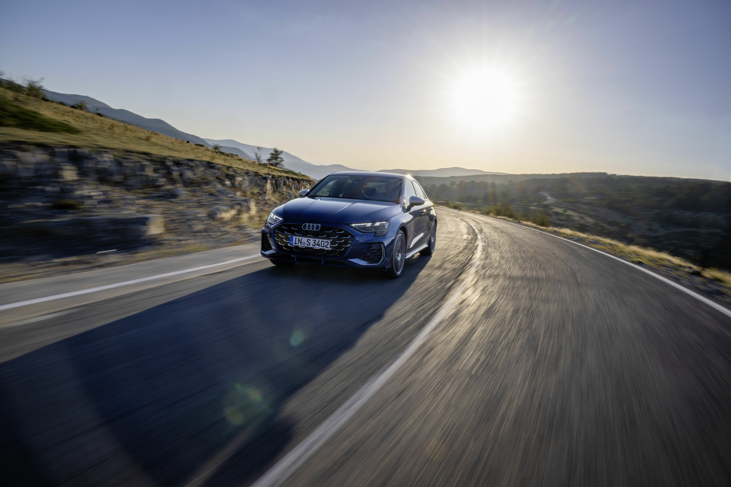 Audi S3 Limousine - Fahraufnahme,
Farbe: Ascariblau Metallic