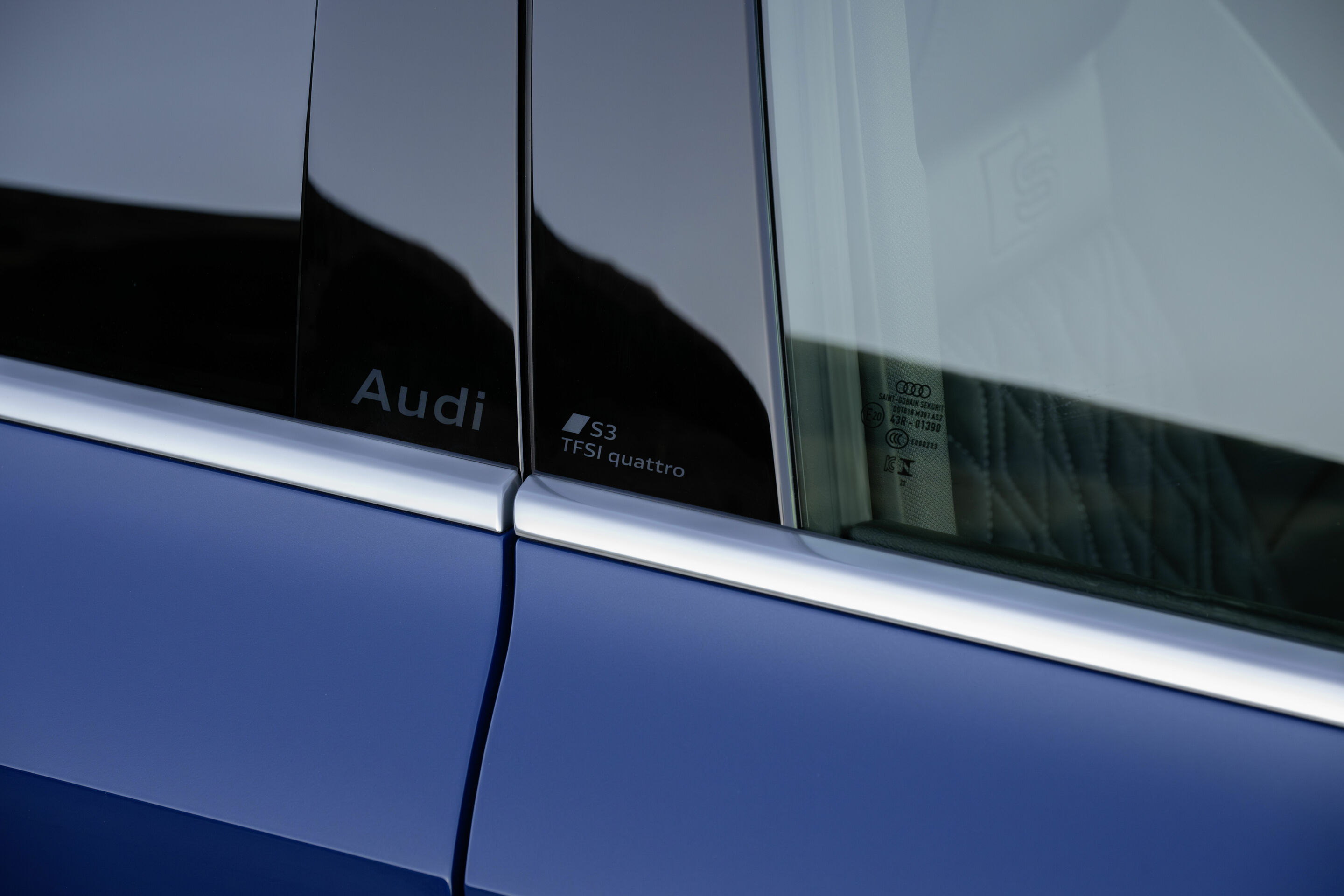 Audi S3 Limousine - Detail,
Farbe: Ascariblau Metallic