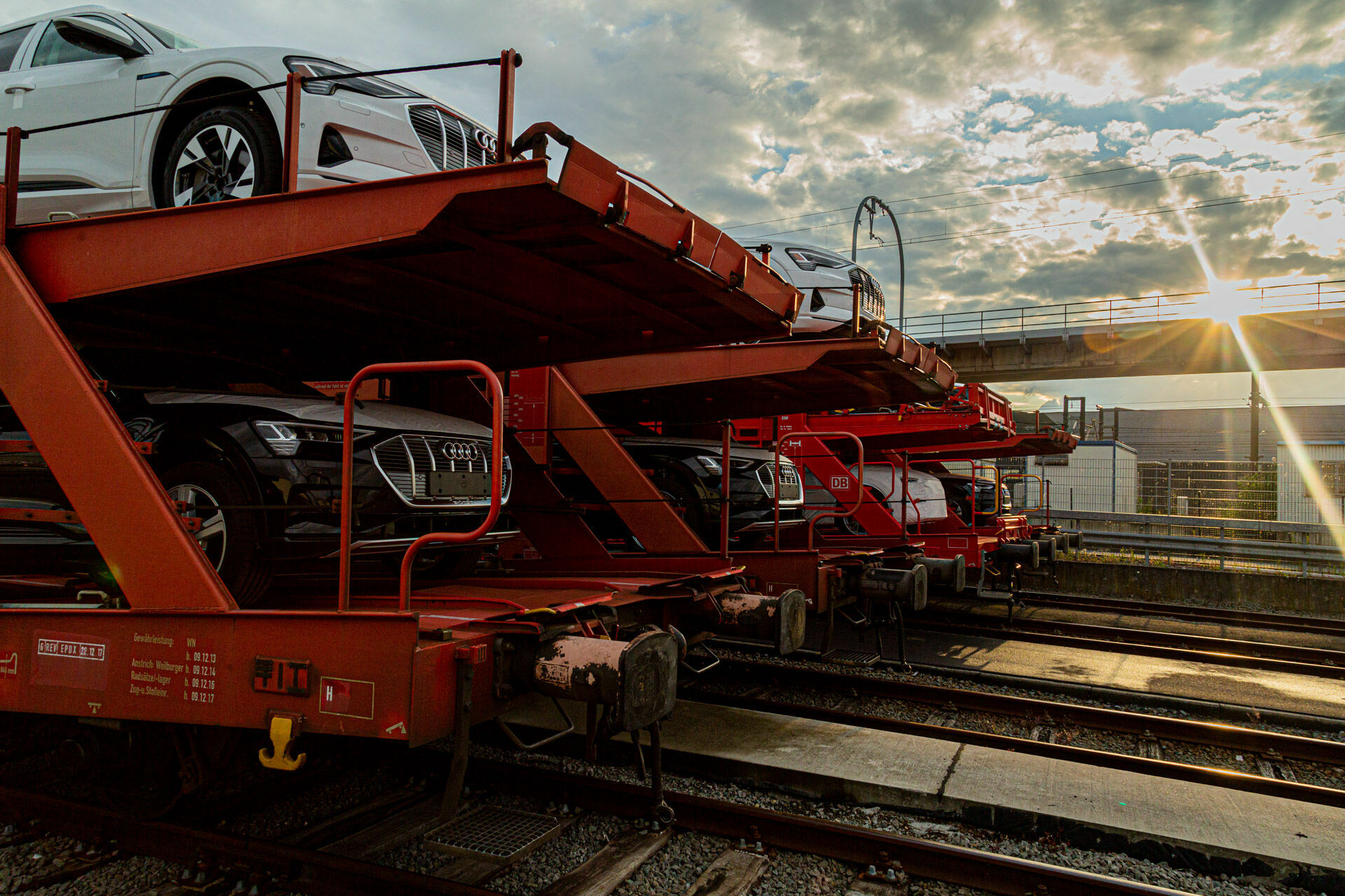 Audi wickelt die Schienenlogistik über das Transport- und Logistikunternehmen DB Cargo bilanziell CO2-neutral ab.