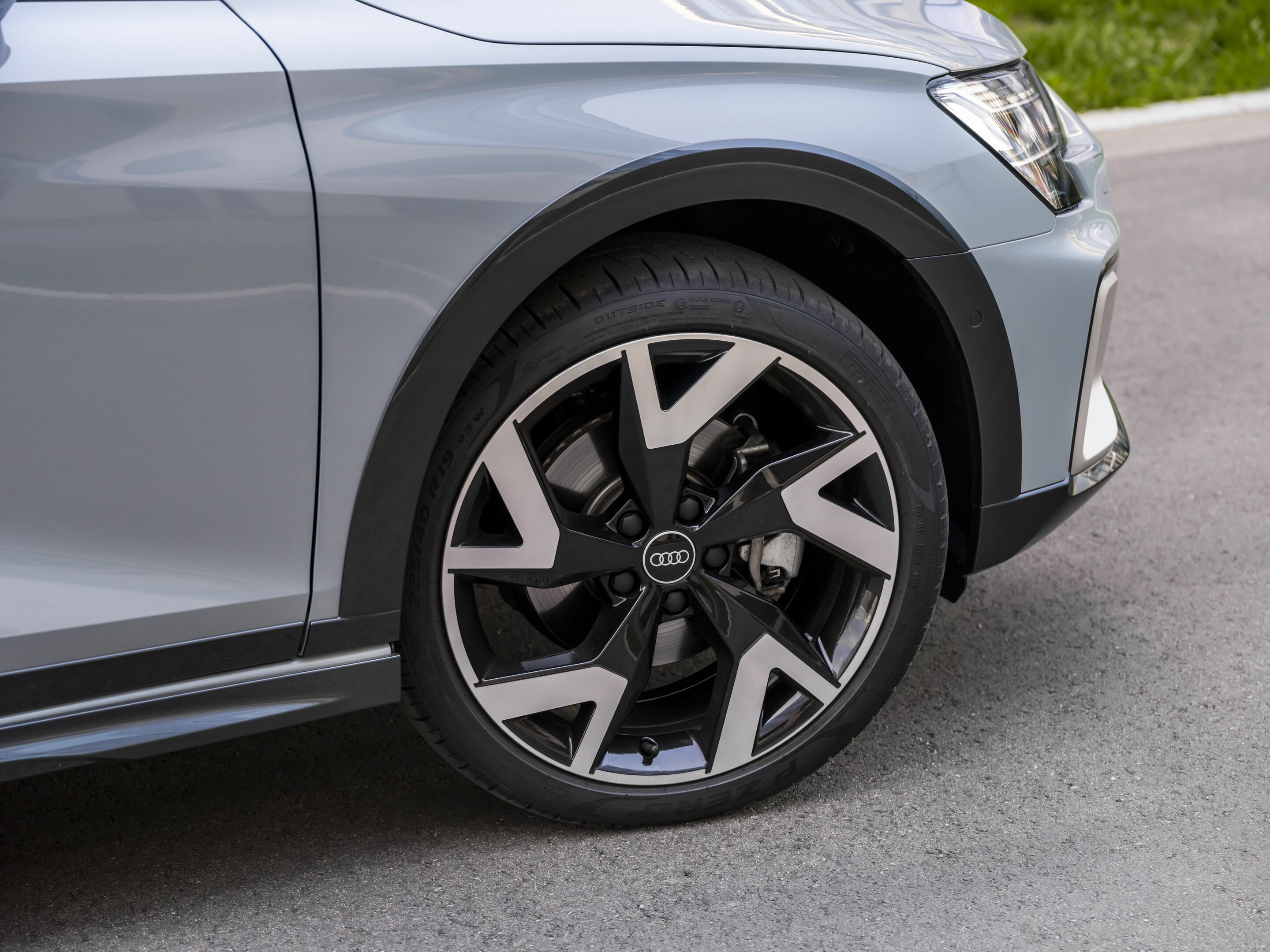 Audi A3 allstreet - Detail, 
Farbe: Pfeilgrau