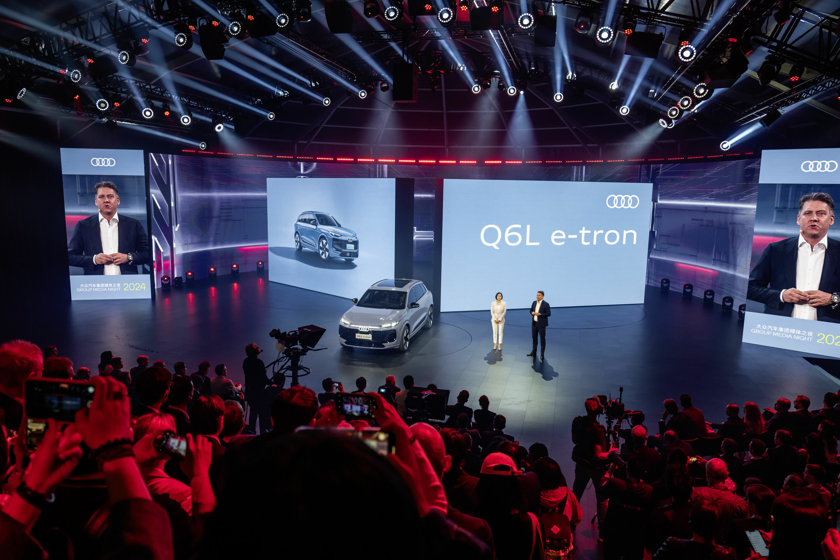 Audi Q6L e-tron - Der neue Audi Q6L e-tron (Exterieur-Modell) feiert am 24. April bei der Volkswagen Group Night Weltpremiere in Peking: Audi CEO Gernot Döllner und Katy Tsang, Executive Vice President Sales & Marketing Audi China