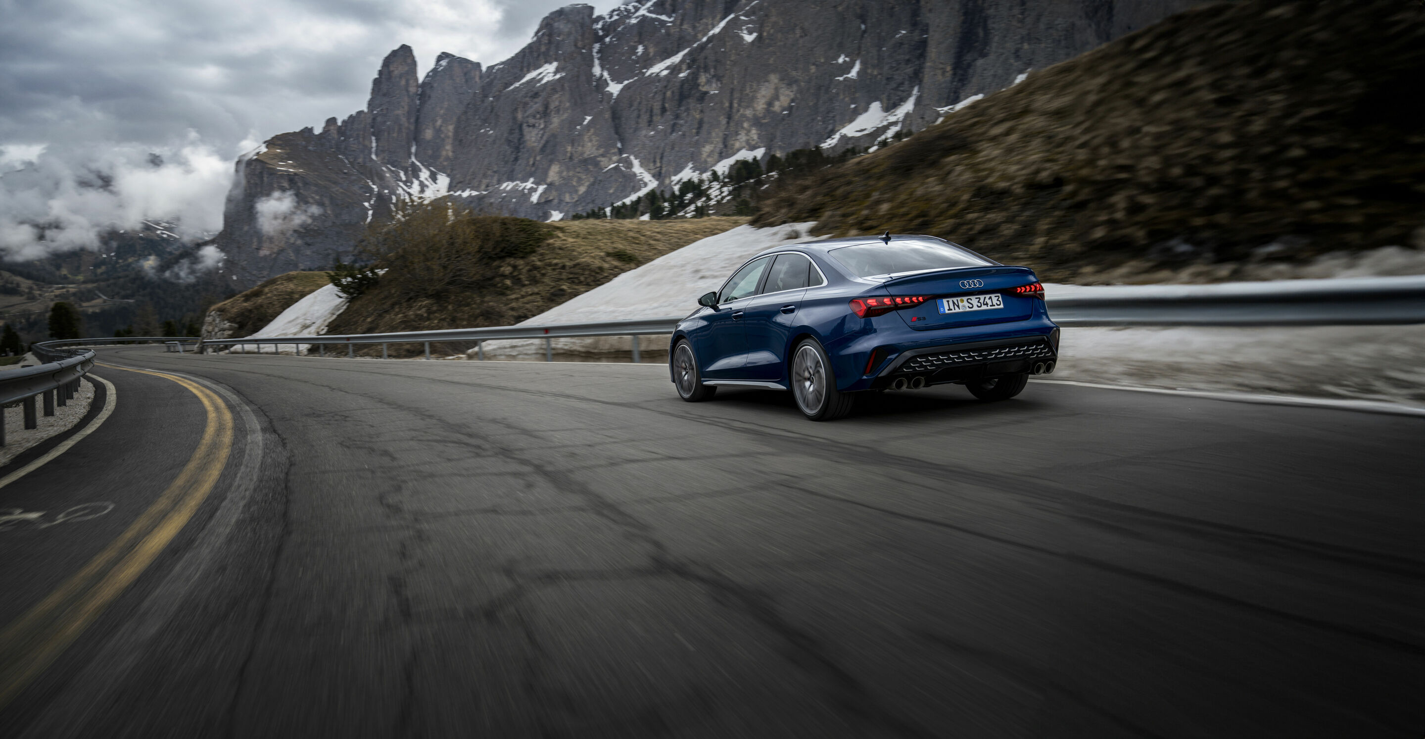 Audi S3 Limousine - Fahraufnahme,
Farbe: Ascariblau Metallic