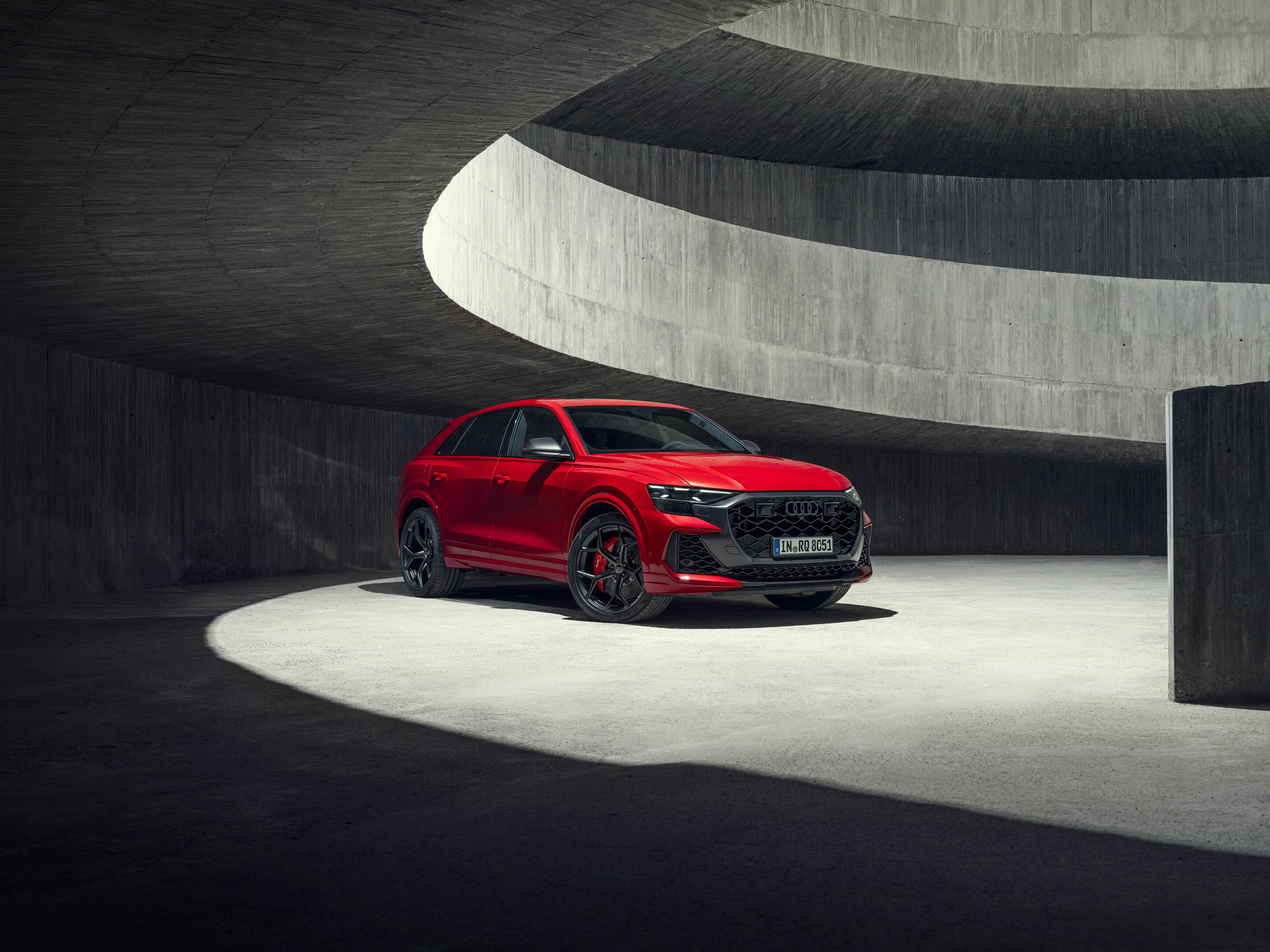 Audi RS Q8 performance - Standaufnahme,
Farbe: Chilirot Metallic