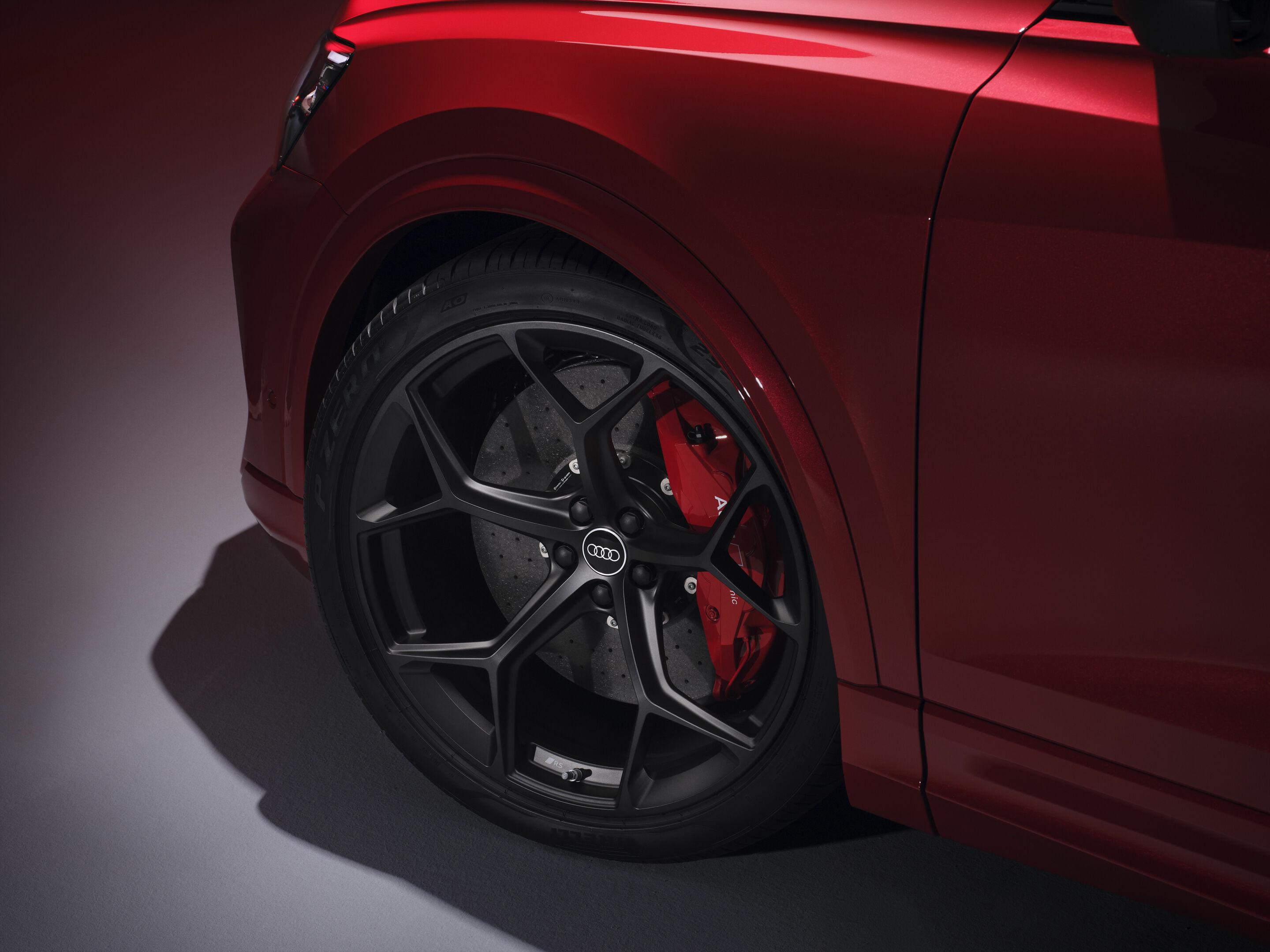 Audi RS Q8 performance - Detail,
Farbe: Chilirot Metallic