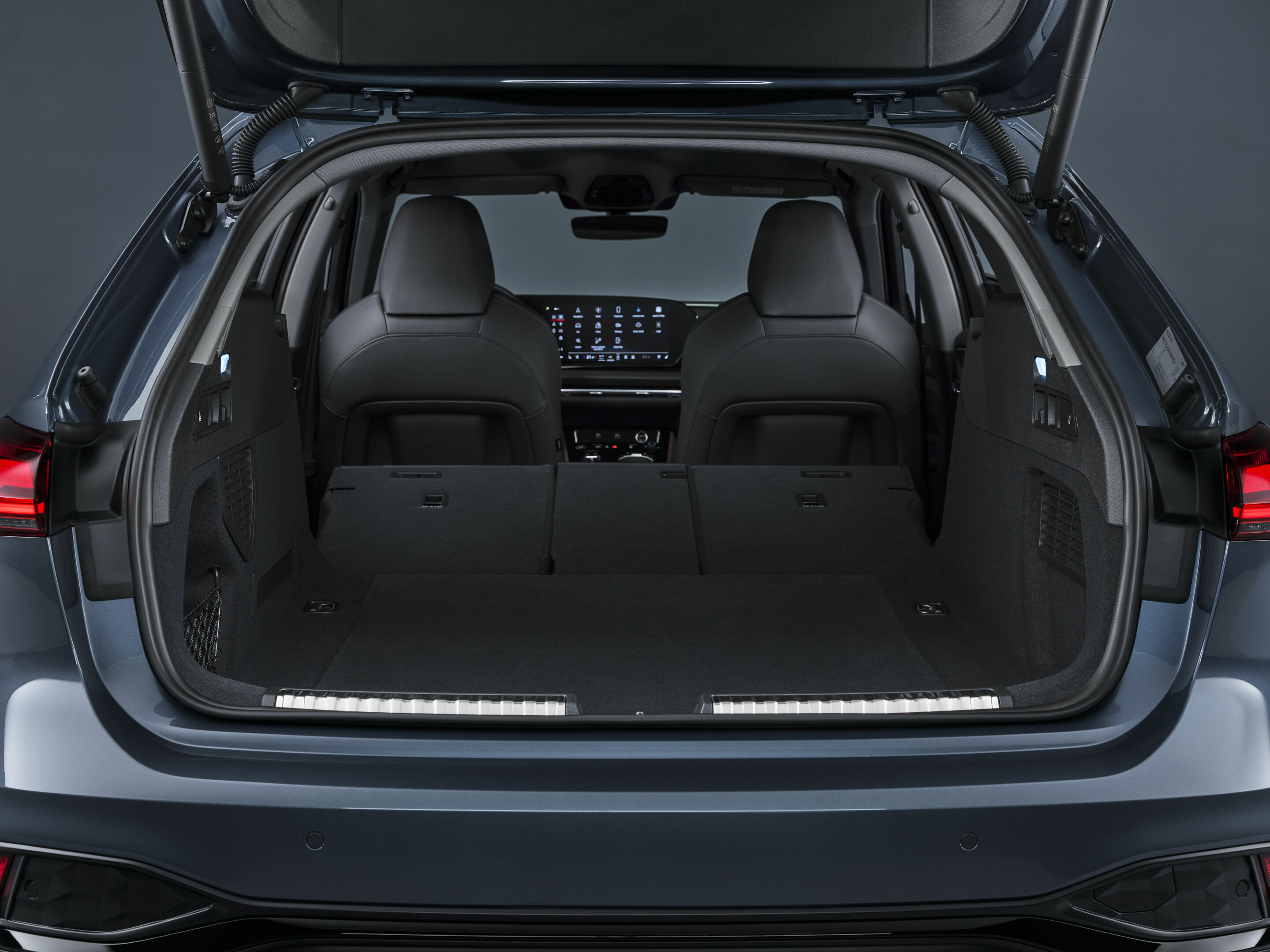 Audi A5 Avant - Gepäckraum

Panorama-Glasdach mit schaltbarer Transparenz ist in Deutschland voraussichtlich ab dem vierten Quartal 2024 verfügbar. Über den genauen Einsatztermin informieren Sie sich bitte bei Ihrem Audi Partner.