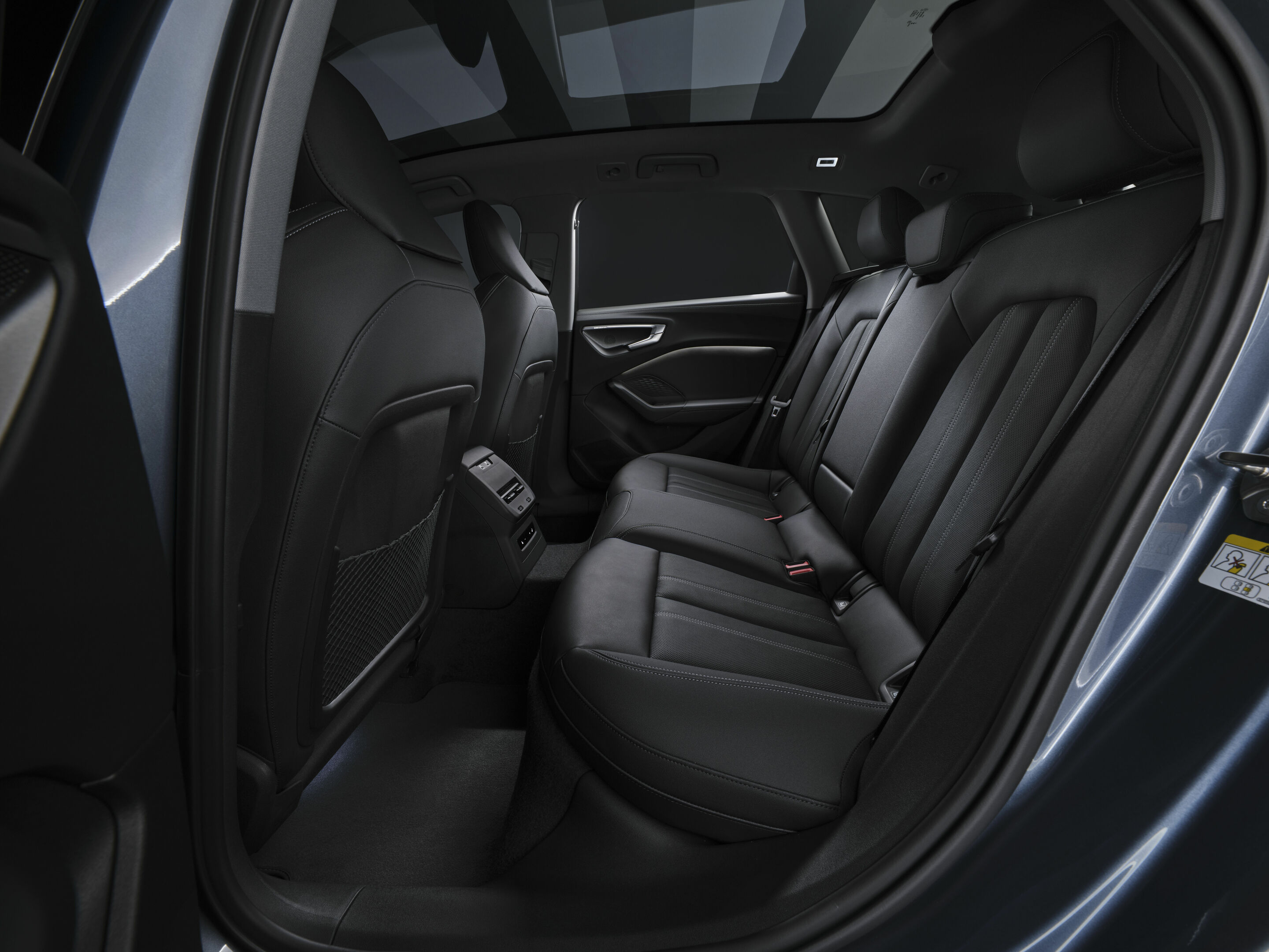 Audi A5 Avant - Innenraum

Panorama-Glasdach mit schaltbarer Transparenz ist in Deutschland voraussichtlich ab dem vierten Quartal 2024 verfügbar. Über den genauen Einsatztermin informieren Sie sich bitte bei Ihrem Audi Partner.