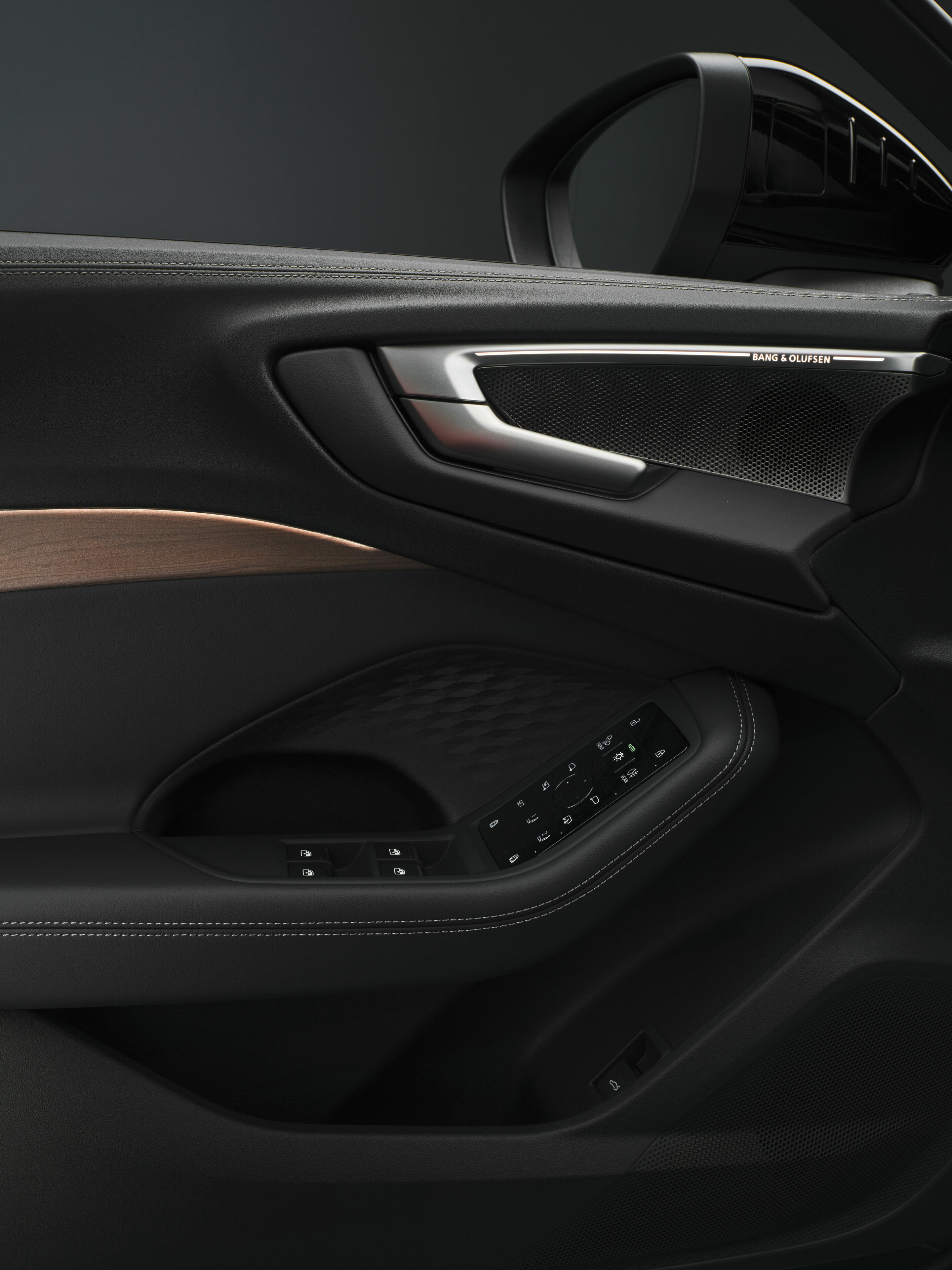 Audi A5 Avant - Detail

Panorama-Glasdach mit schaltbarer Transparenz ist in Deutschland voraussichtlich ab dem vierten Quartal 2024 verfügbar. Über den genauen Einsatztermin informieren Sie sich bitte bei Ihrem Audi Partner.