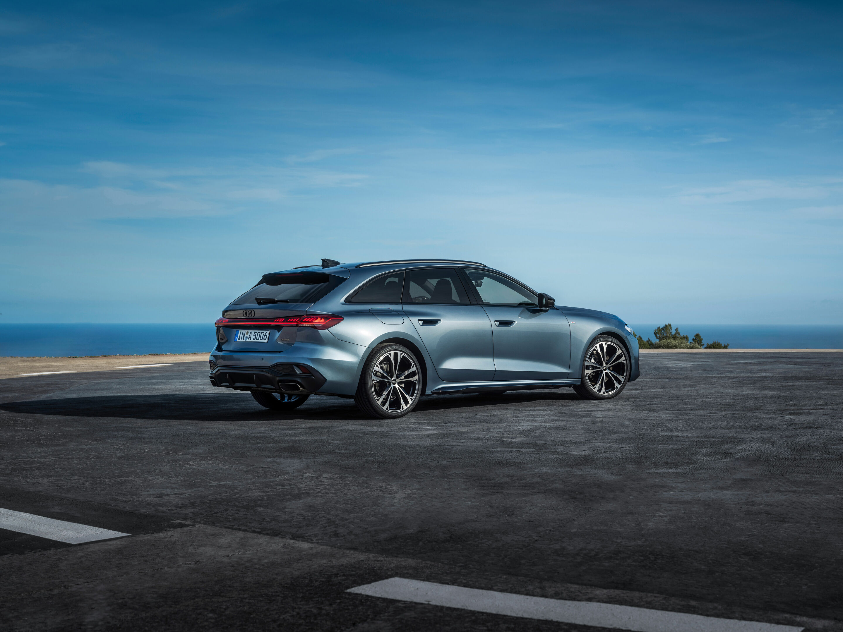Audi A5 Avant - Static photo,
Colour: Horizon Blue metallic

The Panoramic glass roof with switchable transparency is expected to be available in Germany from the fourth quarter of 2024. For the exact launch date, please contact your Audi partner.