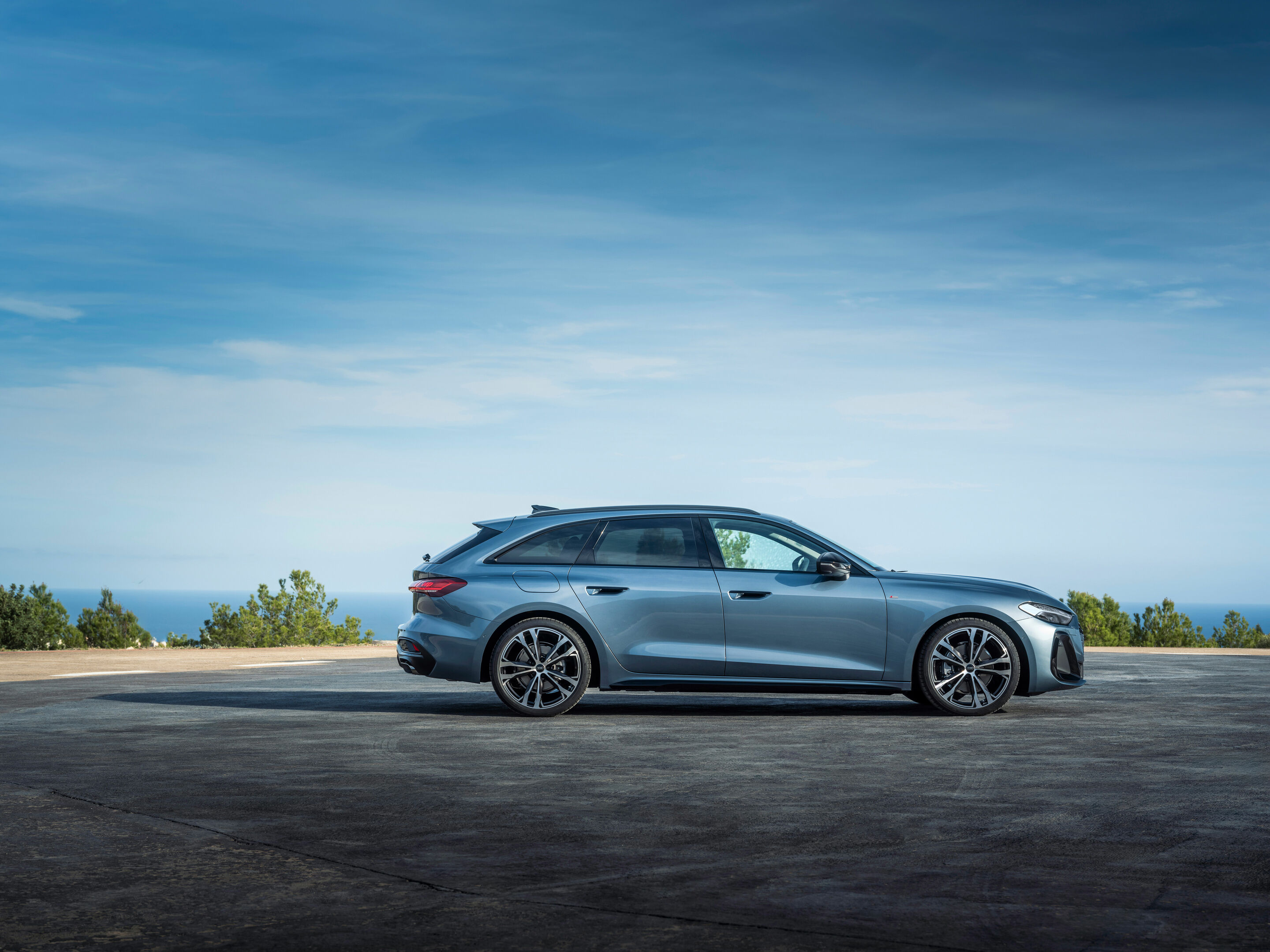 Audi A5 Avant - Static photo,
Colour: Horizon Blue metallic

The Panoramic glass roof with switchable transparency is expected to be available in Germany from the fourth quarter of 2024. For the exact launch date, please contact your Audi partner.