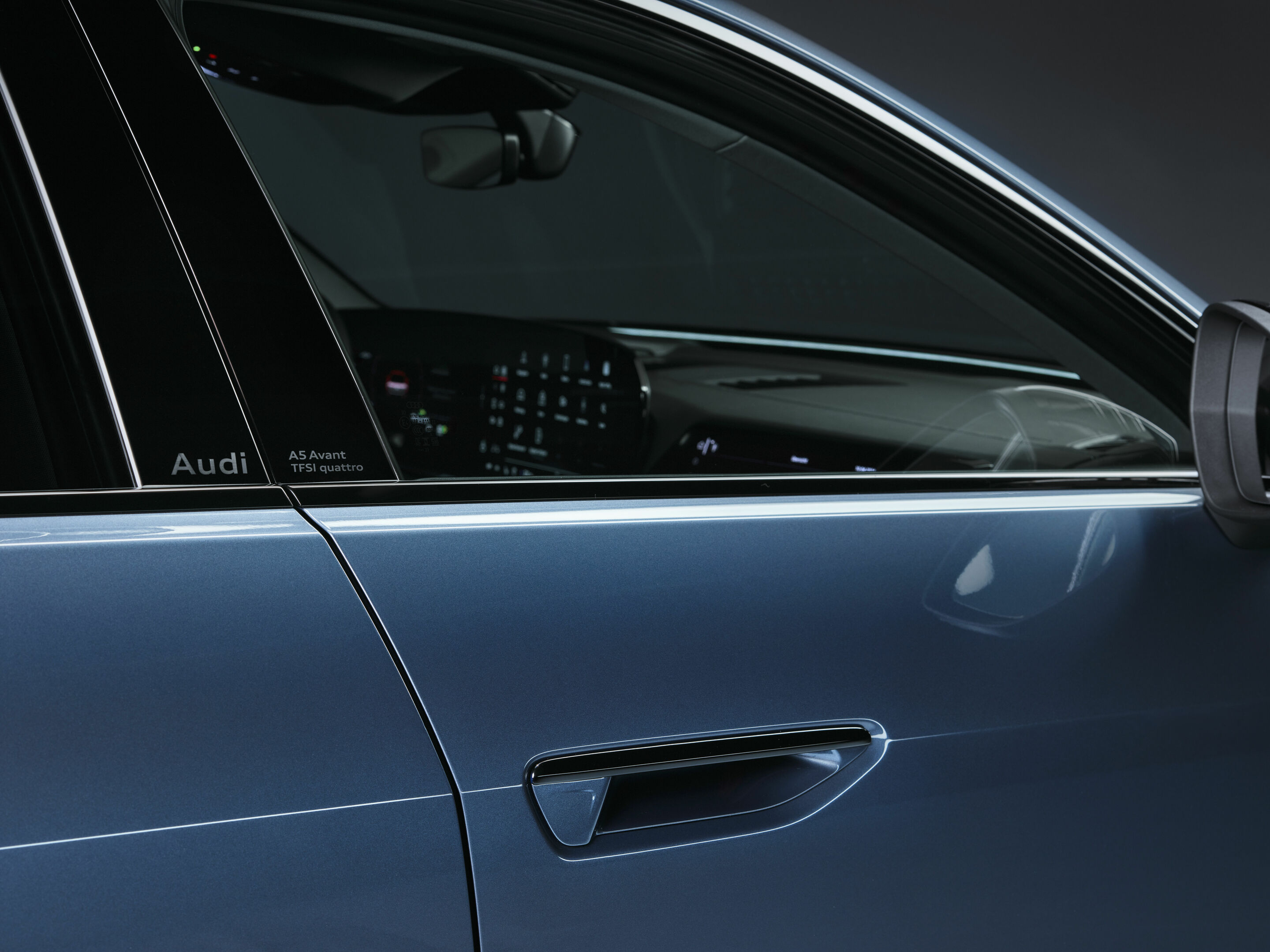 Audi A5 Avant - Detail,
Colour: Horizon Blue metallic

The Panoramic glass roof with switchable transparency is expected to be available in Germany from the fourth quarter of 2024. For the exact launch date, please contact your Audi partner.