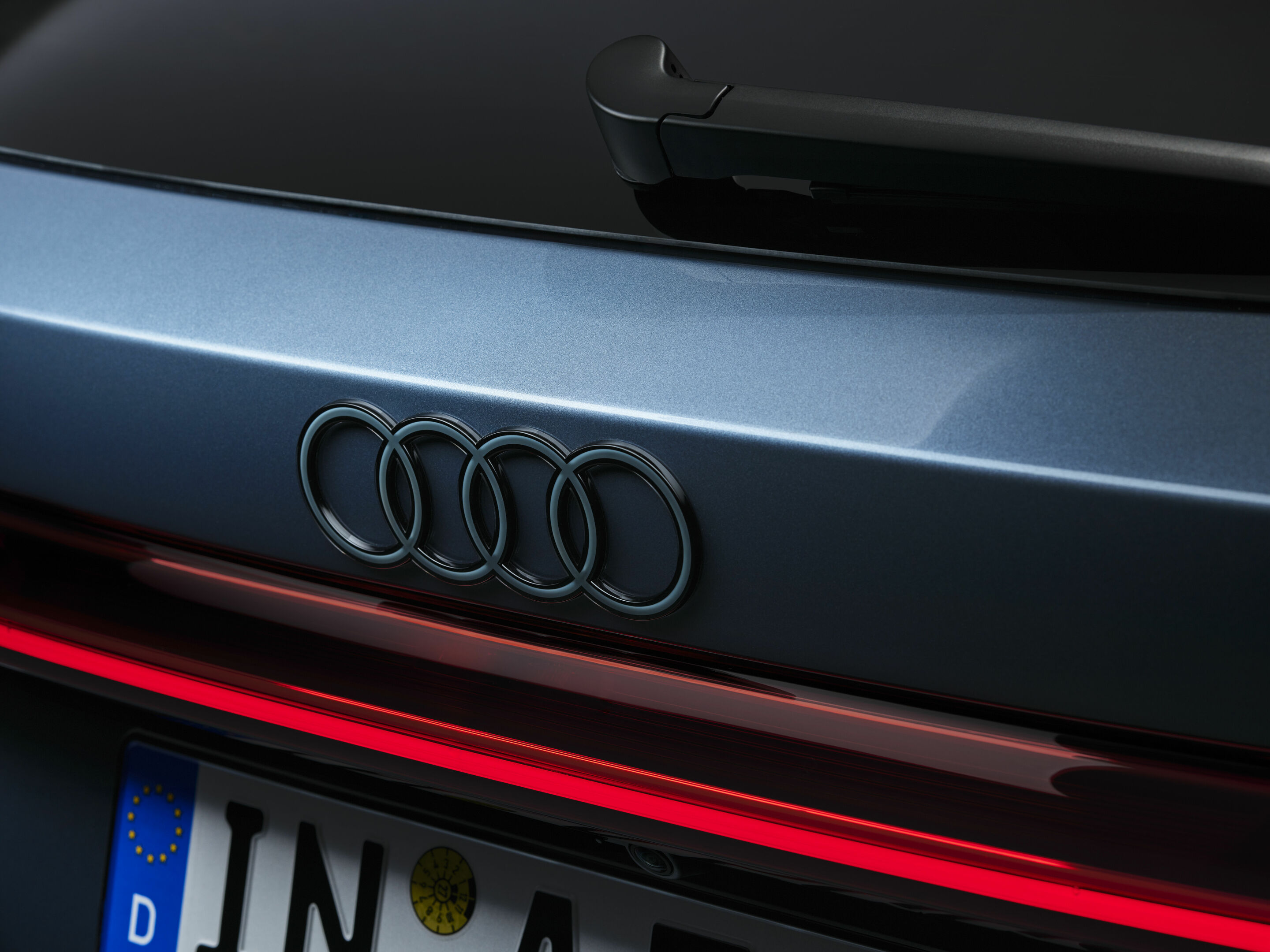 Audi A5 Avant - Detail,
Colour: Horizon Blue metallic

The Panoramic glass roof with switchable transparency is expected to be available in Germany from the fourth quarter of 2024. For the exact launch date, please contact your Audi partner.