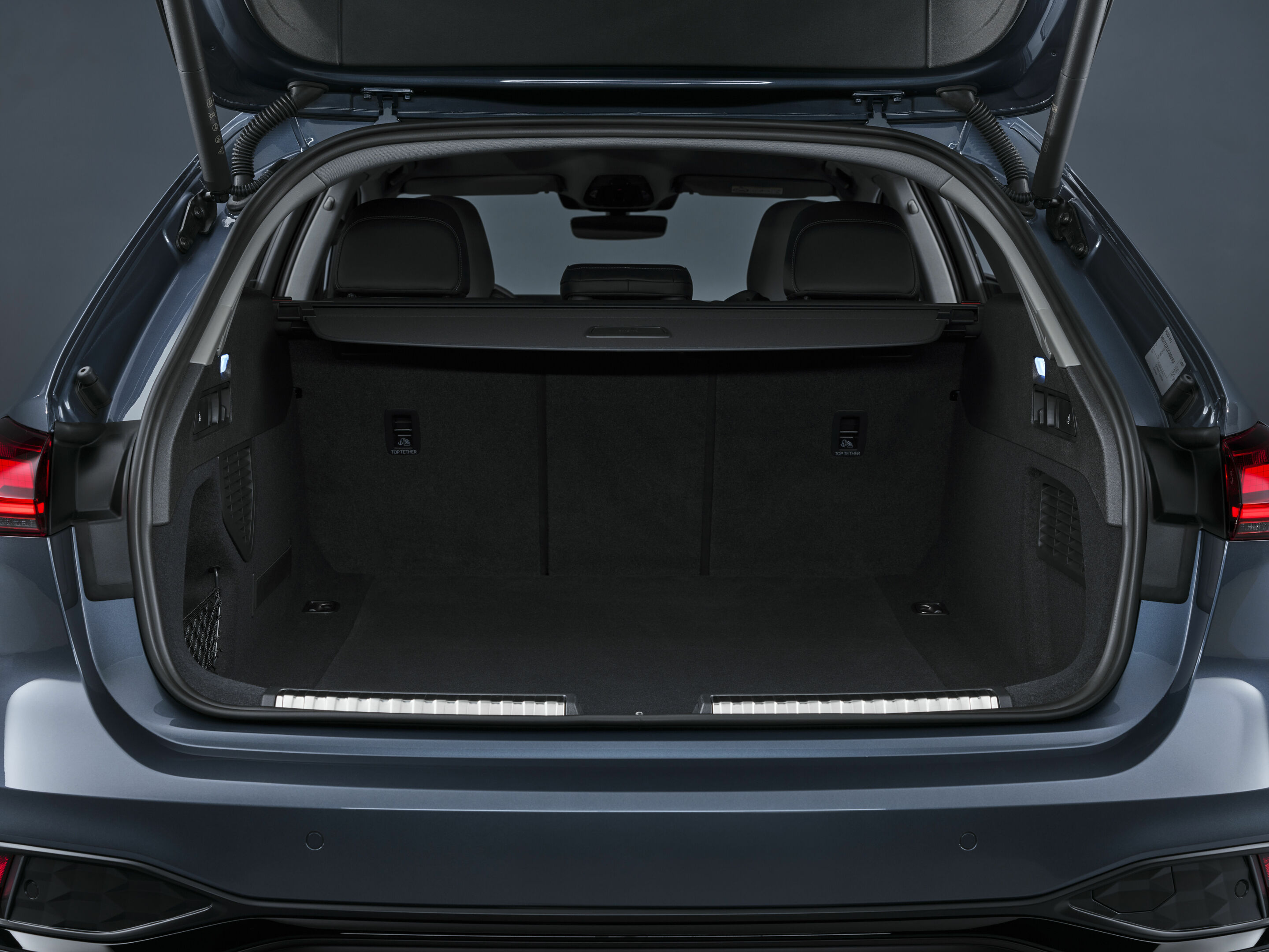 Audi A5 Avant - Gepäckraum,
Farbe: Horizontblau Metallic

Panorama-Glasdach mit schaltbarer Transparenz ist in Deutschland voraussichtlich ab dem vierten Quartal 2024 verfügbar. Über den genauen Einsatztermin informieren Sie sich bitte bei Ihrem Audi...