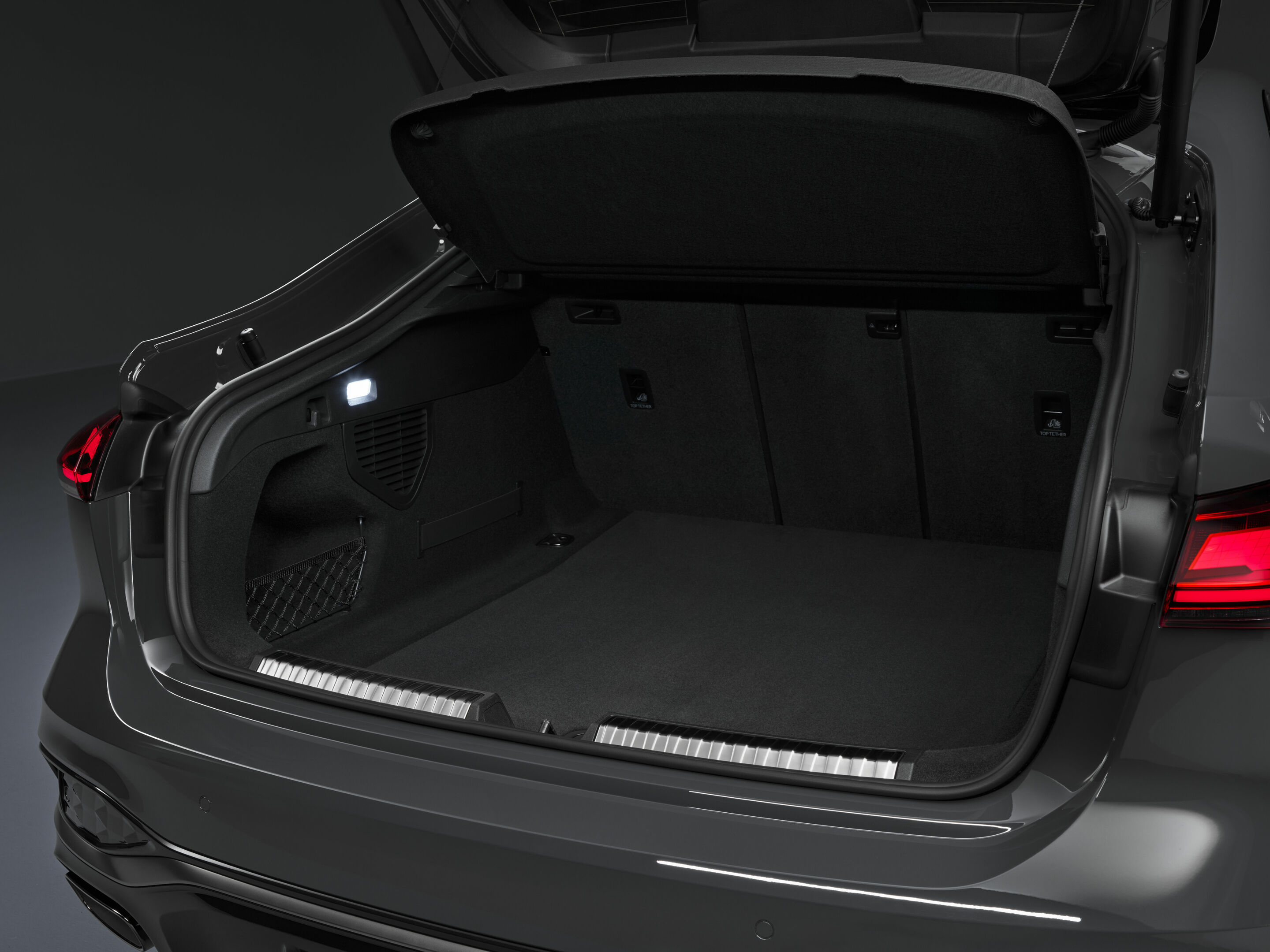 Audi A5 Sedan - Luggage compartment,
Colour: Magnet Grey