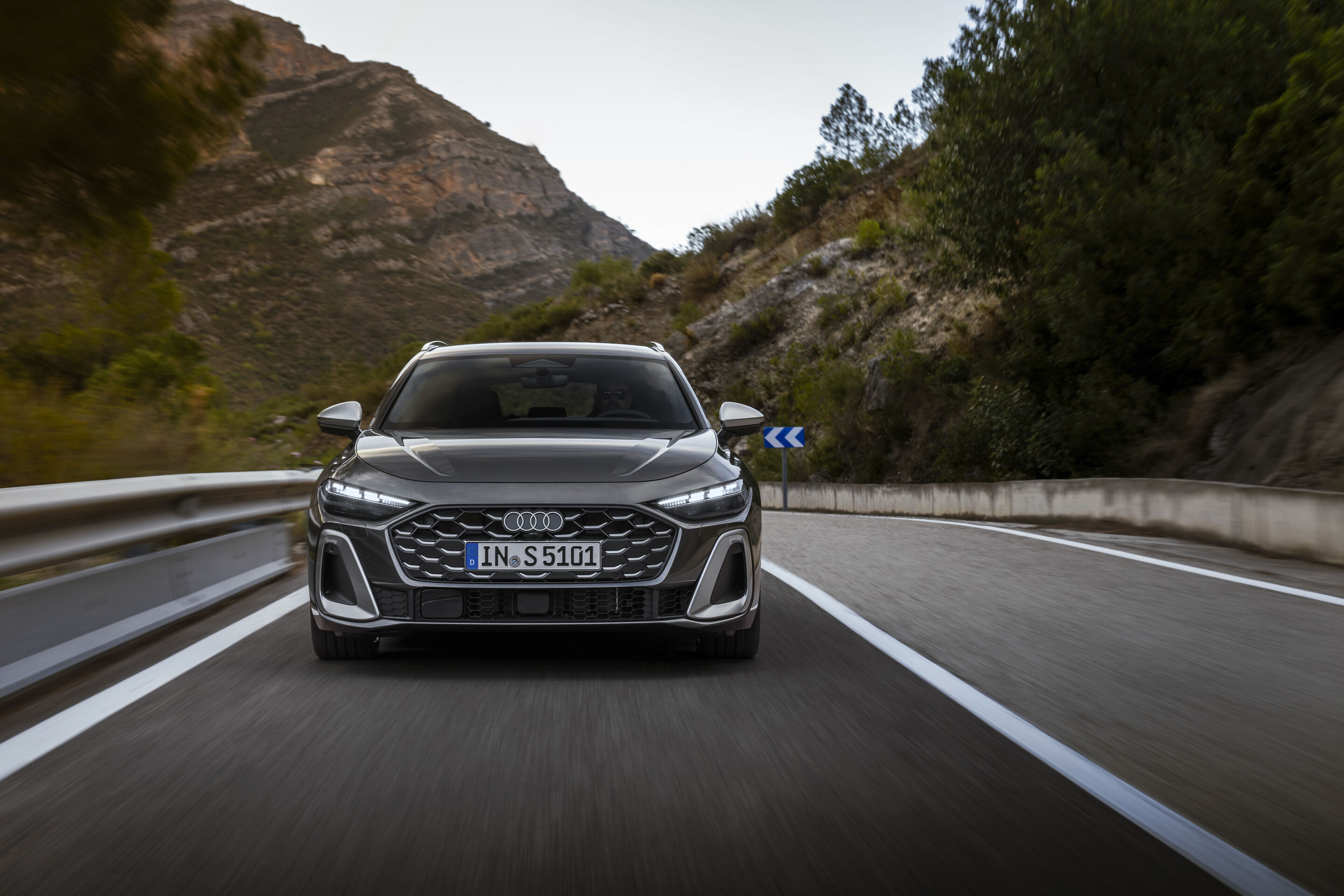 Audi S5 Avant - Fahraufnahme,
Farbe: Daytonagrau Perleffekt