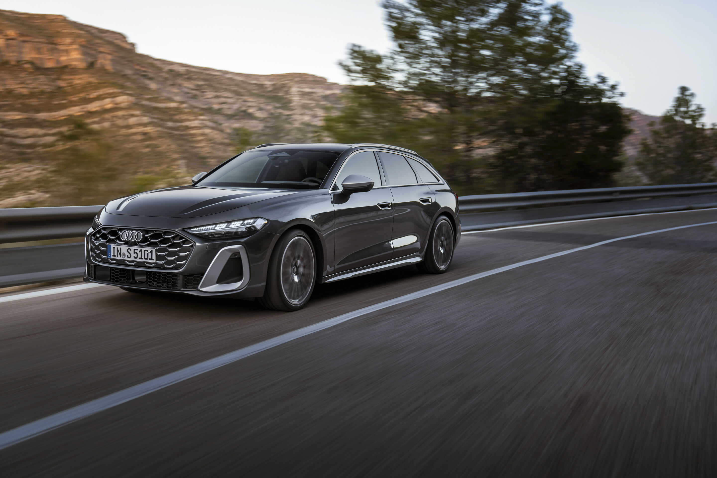 Audi S5 Avant - Fahraufnahme,
Farbe: Daytonagrau Perleffekt