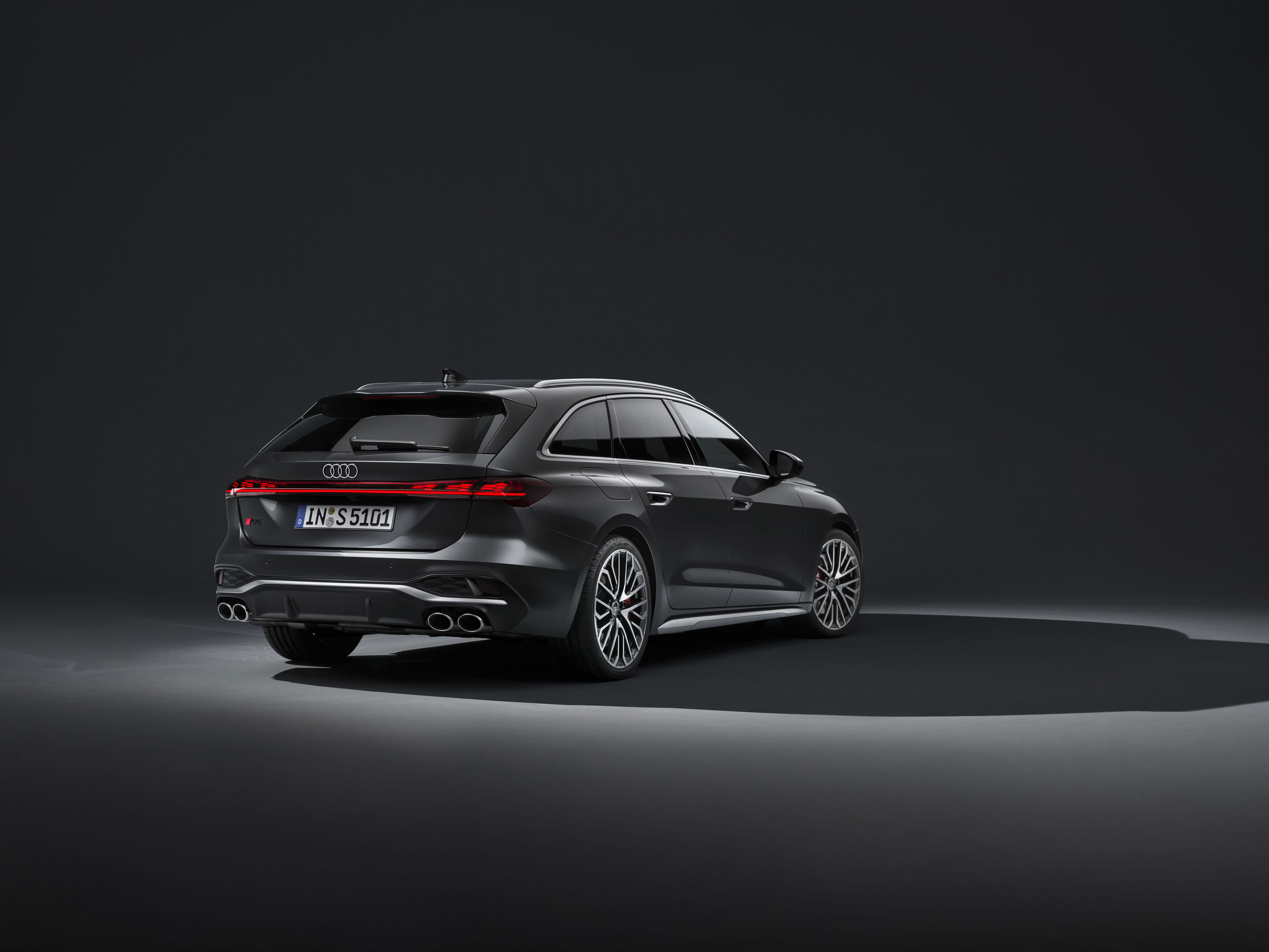 Audi S5 Avant - Static photo,
Colour: Daytona Grey pearl effect