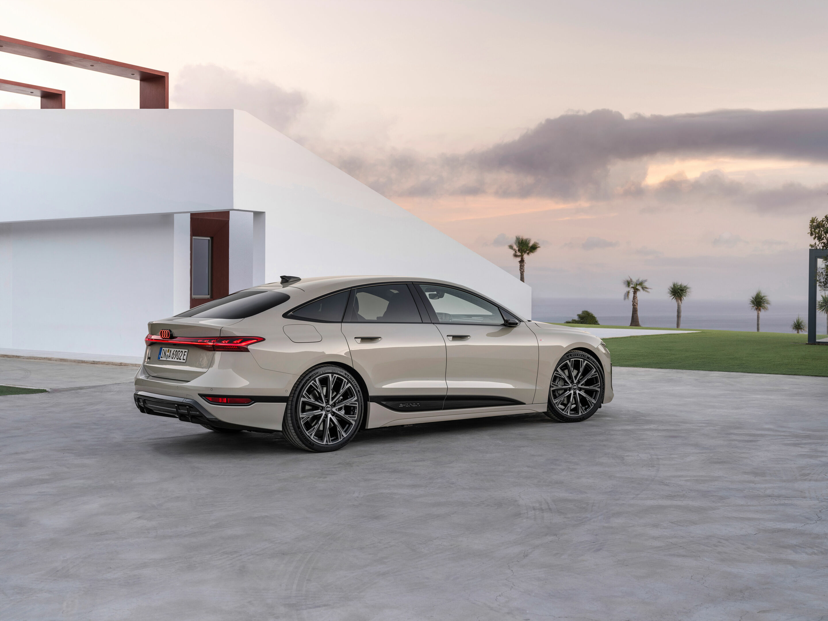 Audi A6 Sportback e-tron performance - Standaufnahme,
Farbe: Siambeige Metallic