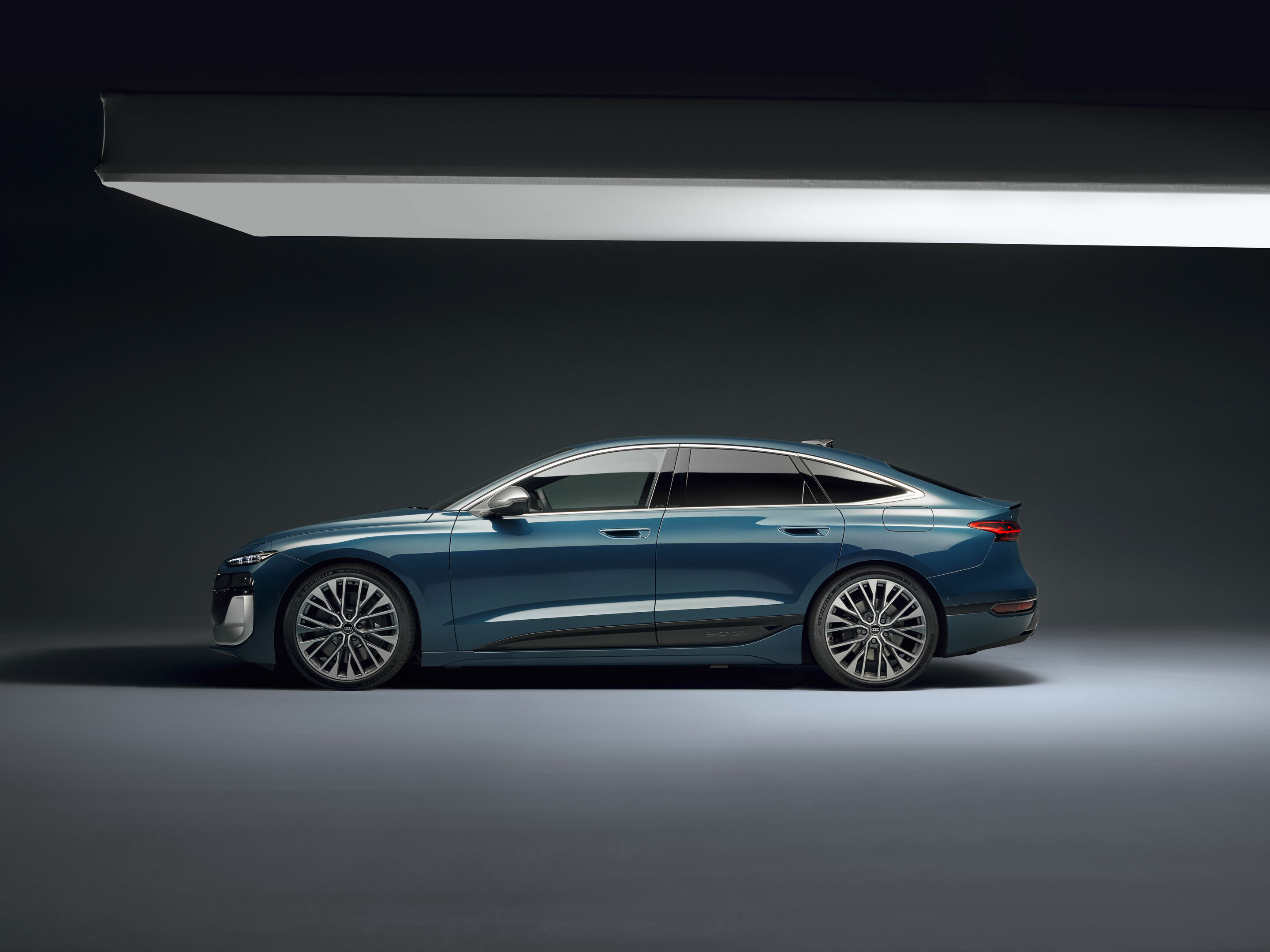 Audi S6 Sportback e-tron - Standaufnahme,
Farbe: Malpeloblau Metallic