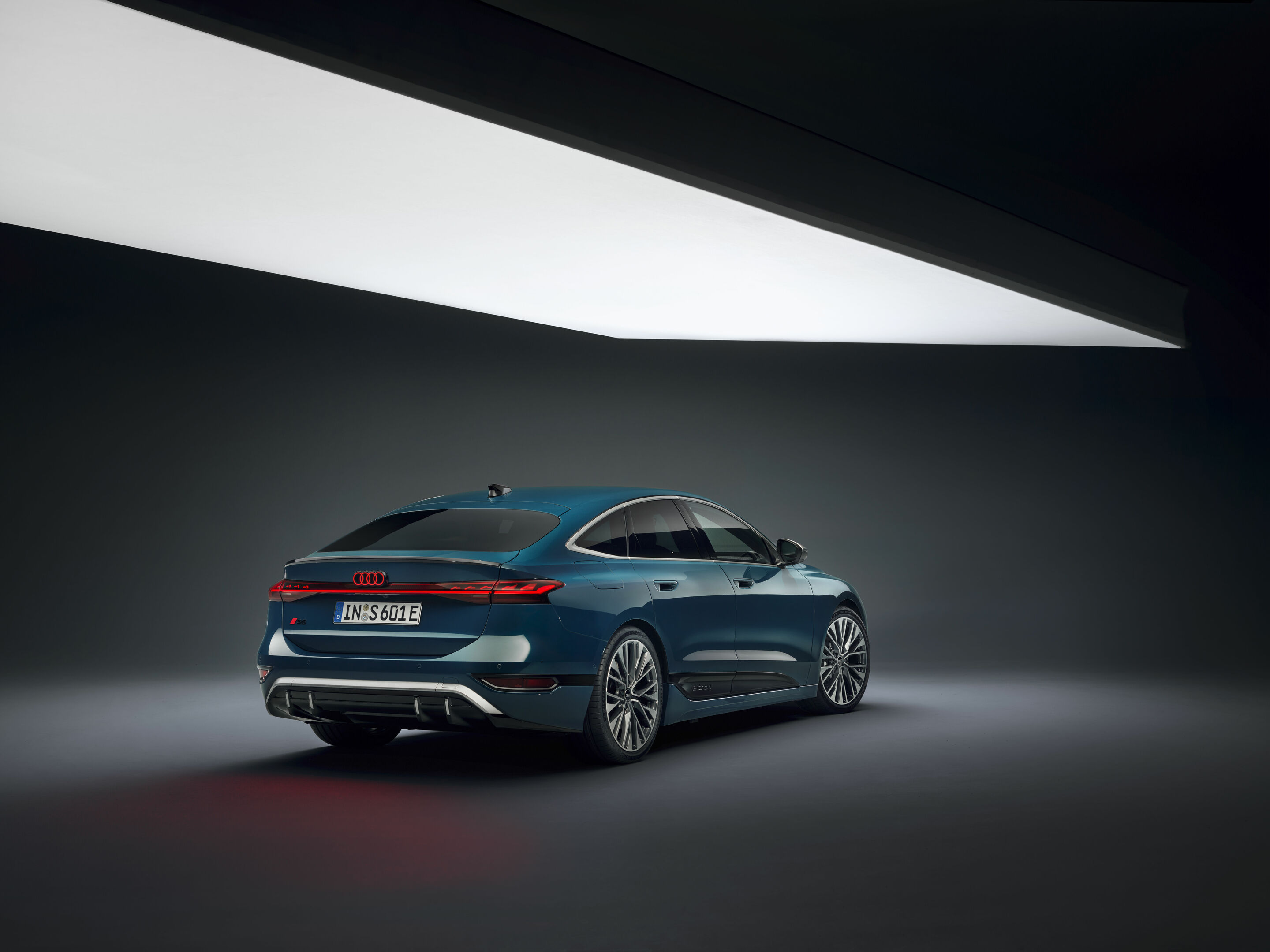 Audi S6 Sportback e-tron - Static photo,
Colour: Malpelo blue metallic