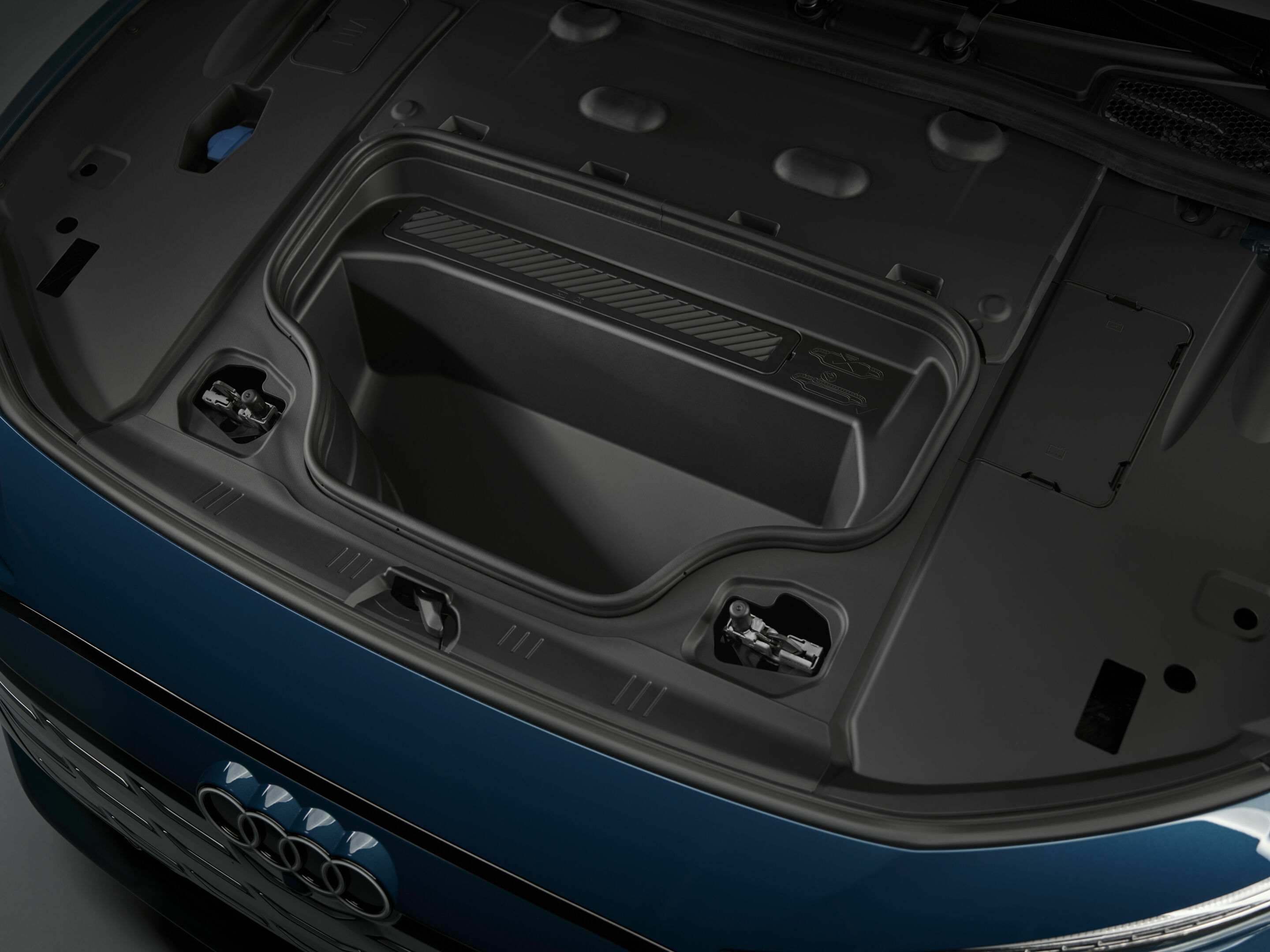 Audi S6 Sportback e-tron - Detail,
Colour: Malpelo blue metallic