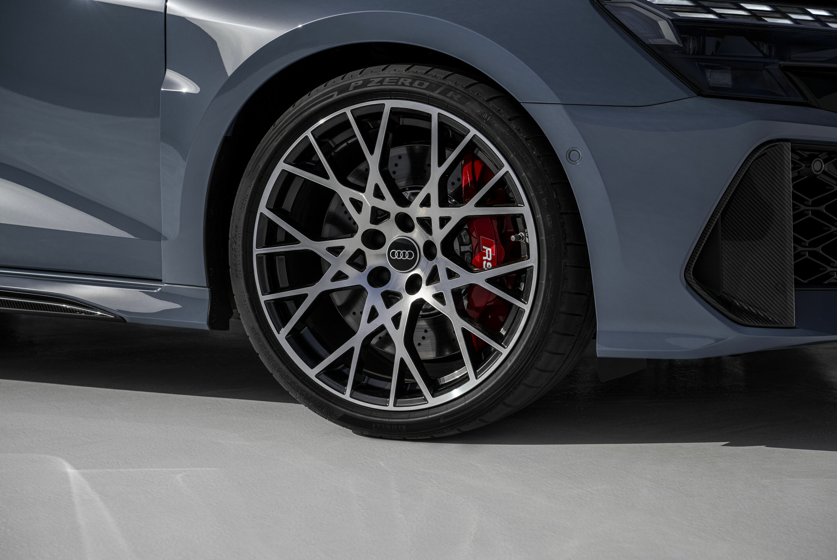 Audi RS 3 Limousine - Detail,
Farbe: Kemoragrau