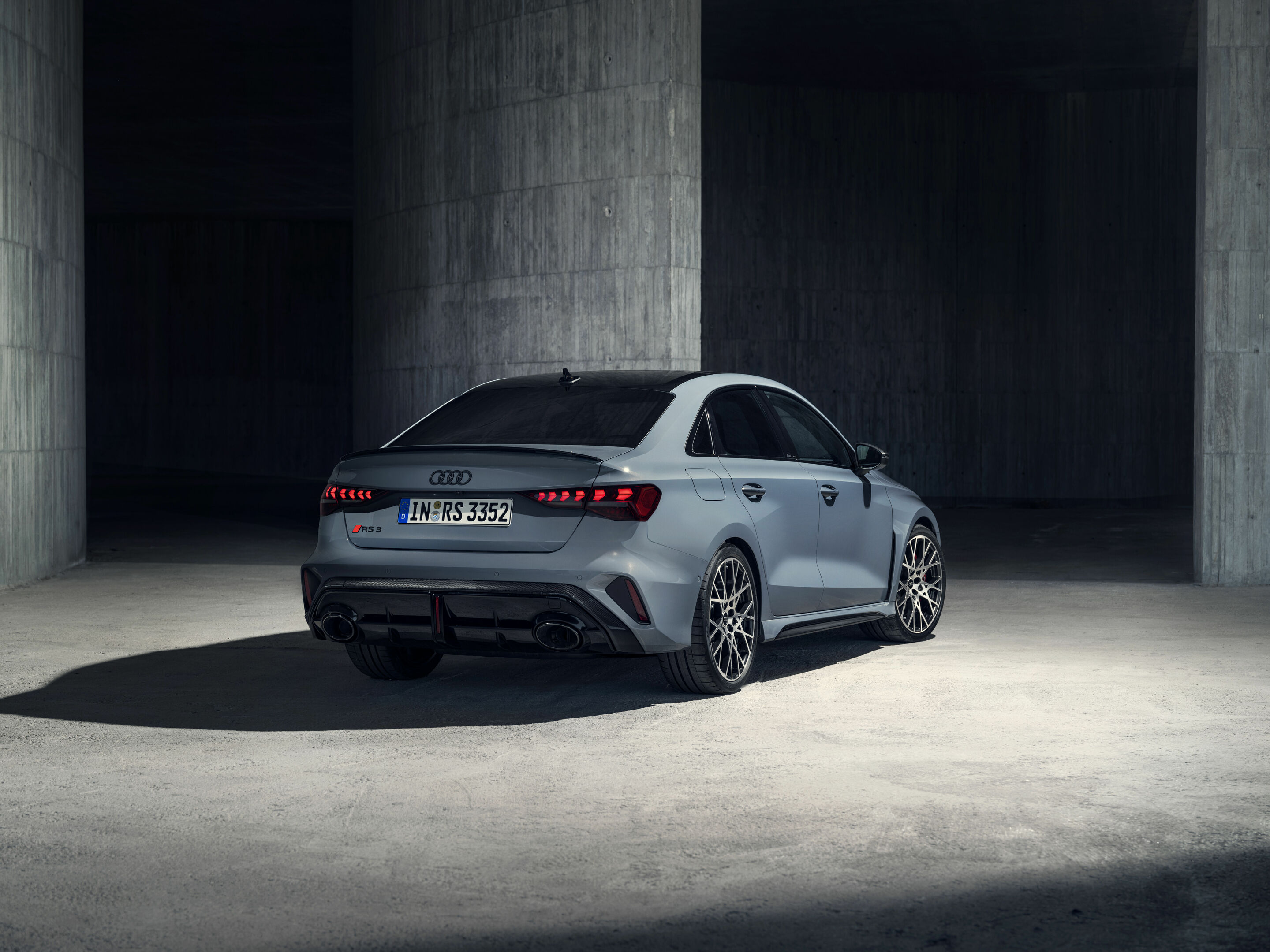 Audi RS 3 Limousine - Standaufnahme,
Farbe: Kemoragrau