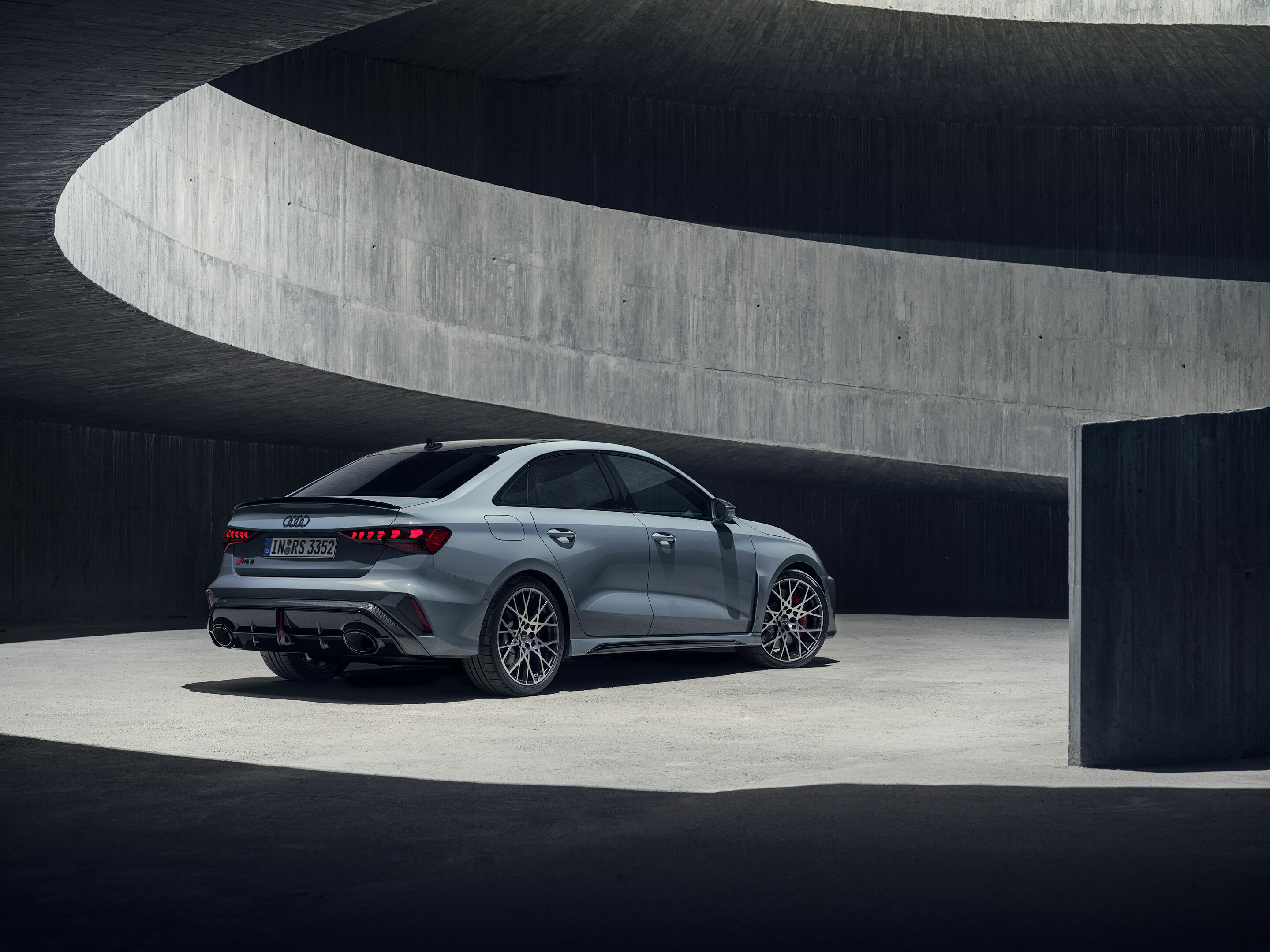 Audi RS 3 Limousine - Standaufnahme,
Farbe: Kemoragrau