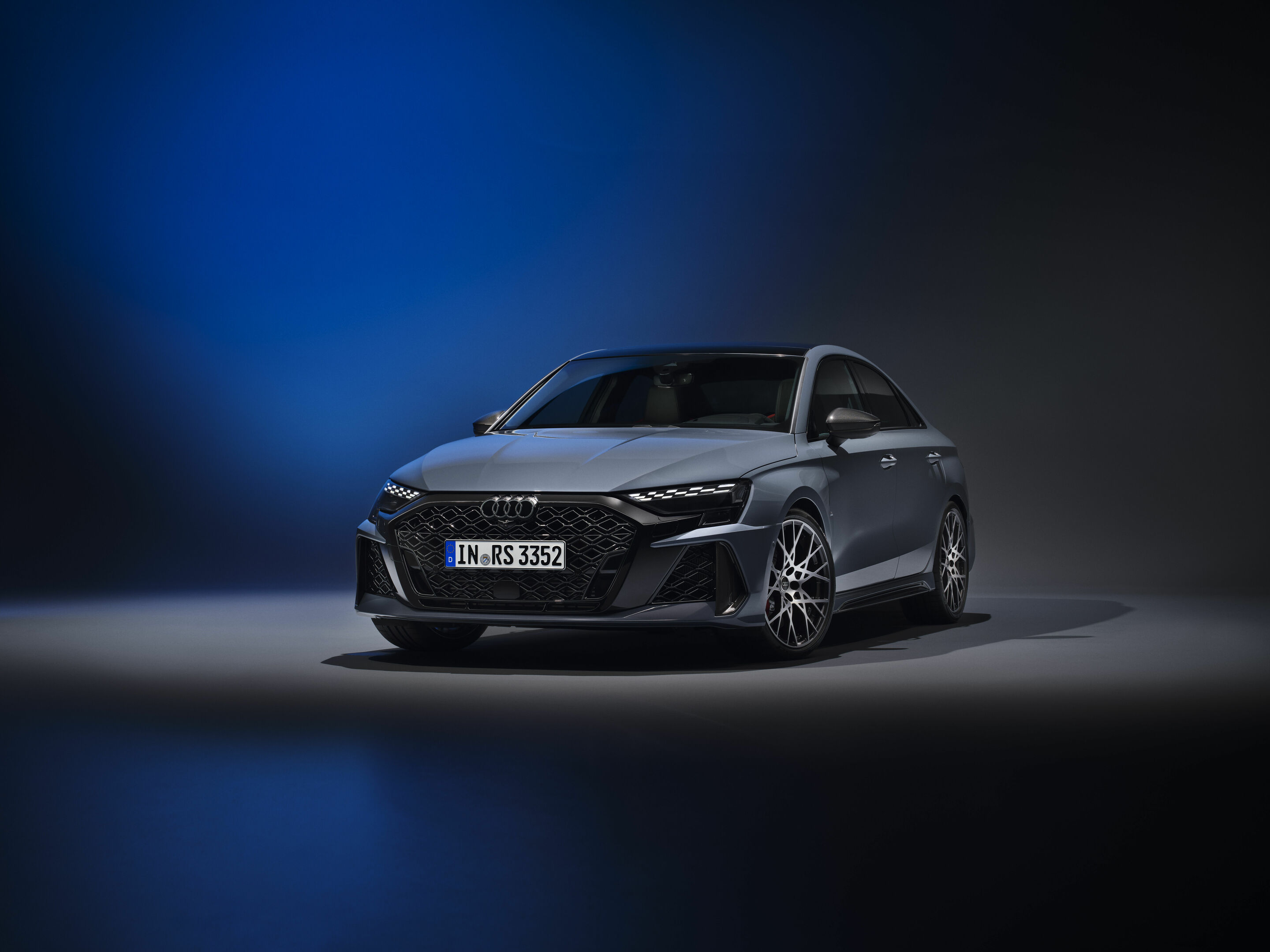 Audi RS 3 Limousine - Standaufnahme,
Farbe: Kemoragrau