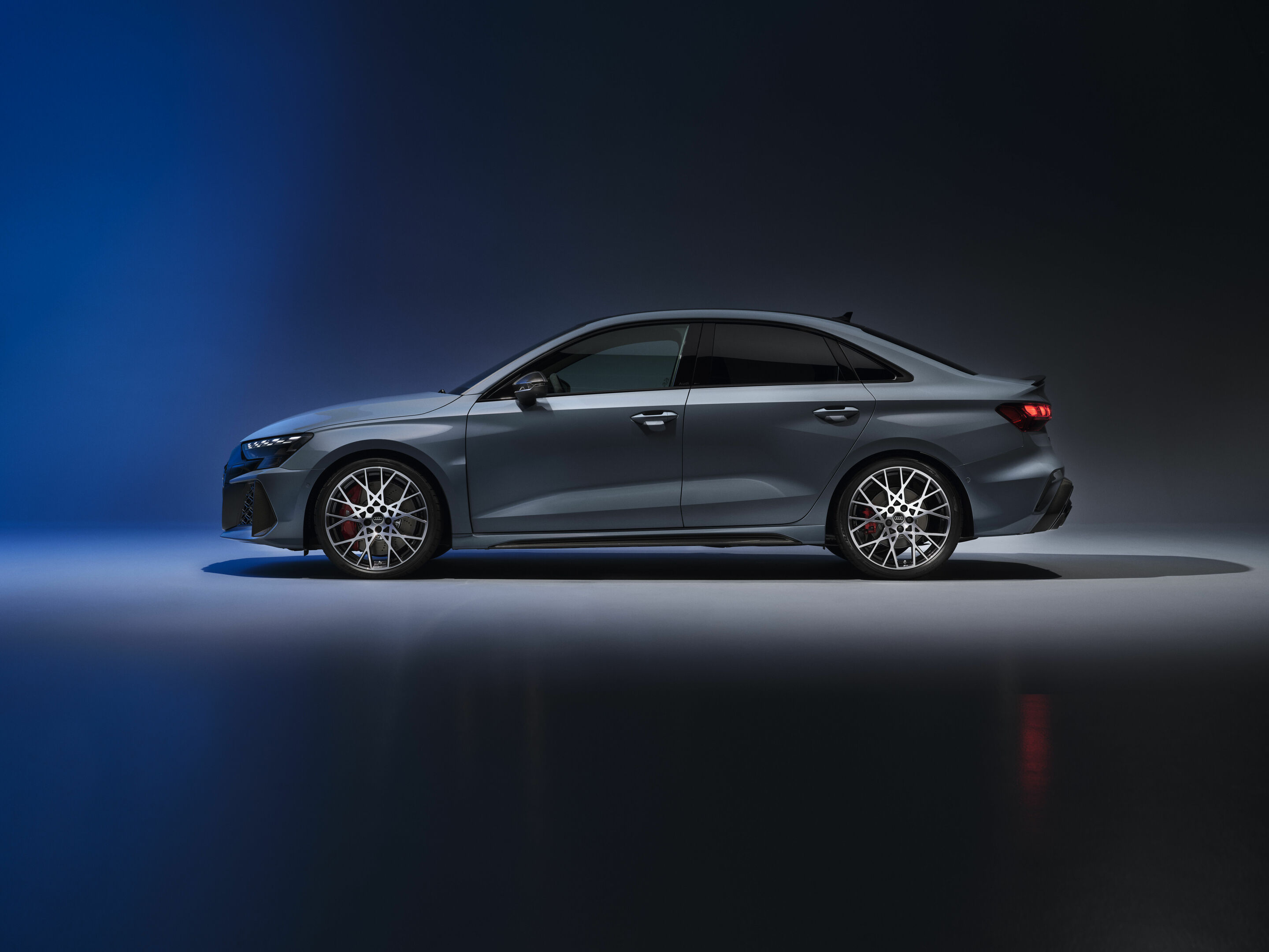 Audi RS 3 Limousine - Standaufnahme,
Farbe: Kemoragrau