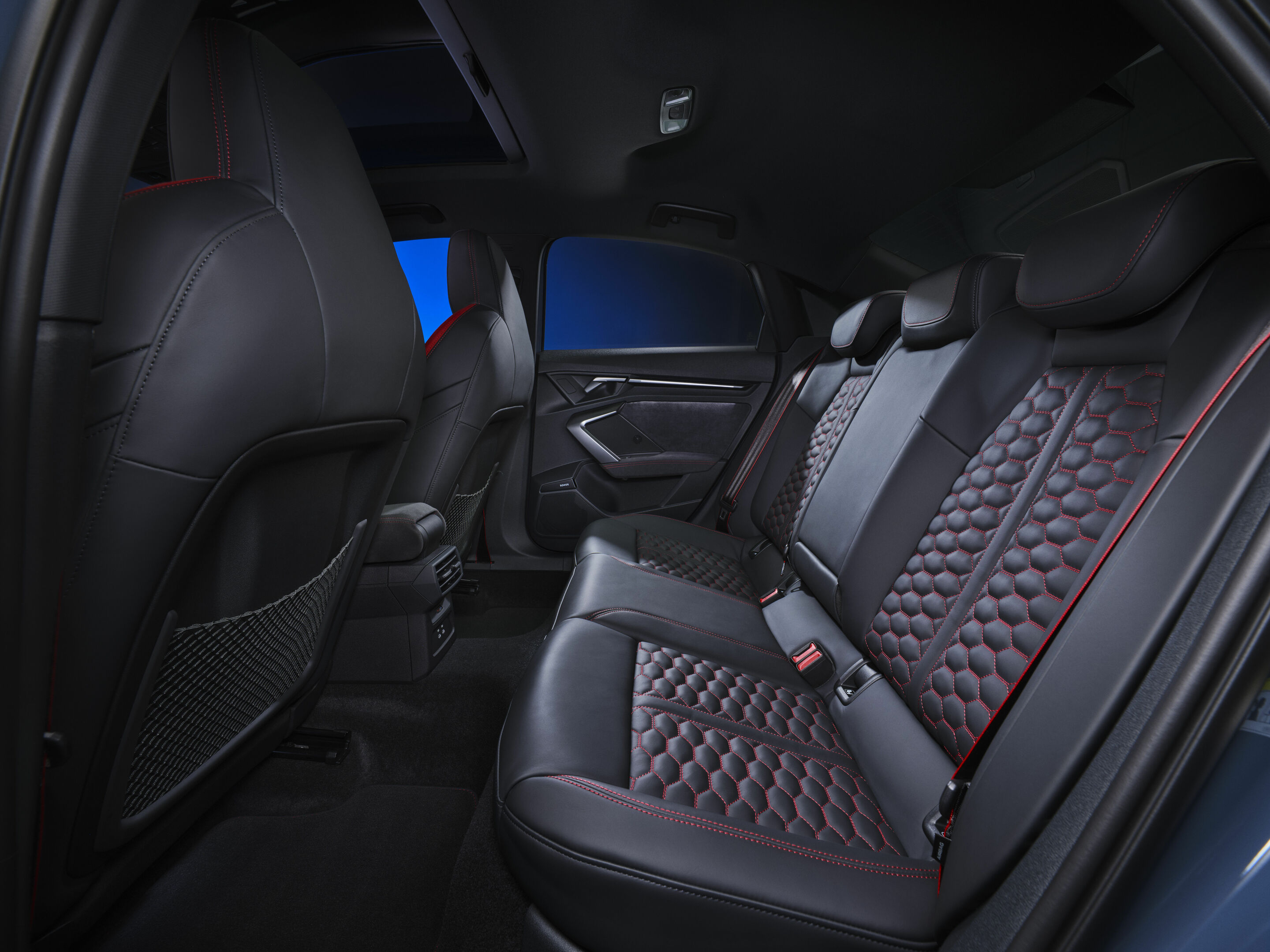 Audi RS 3 Limousine - Innenraum,
Farbe: Kemoragrau