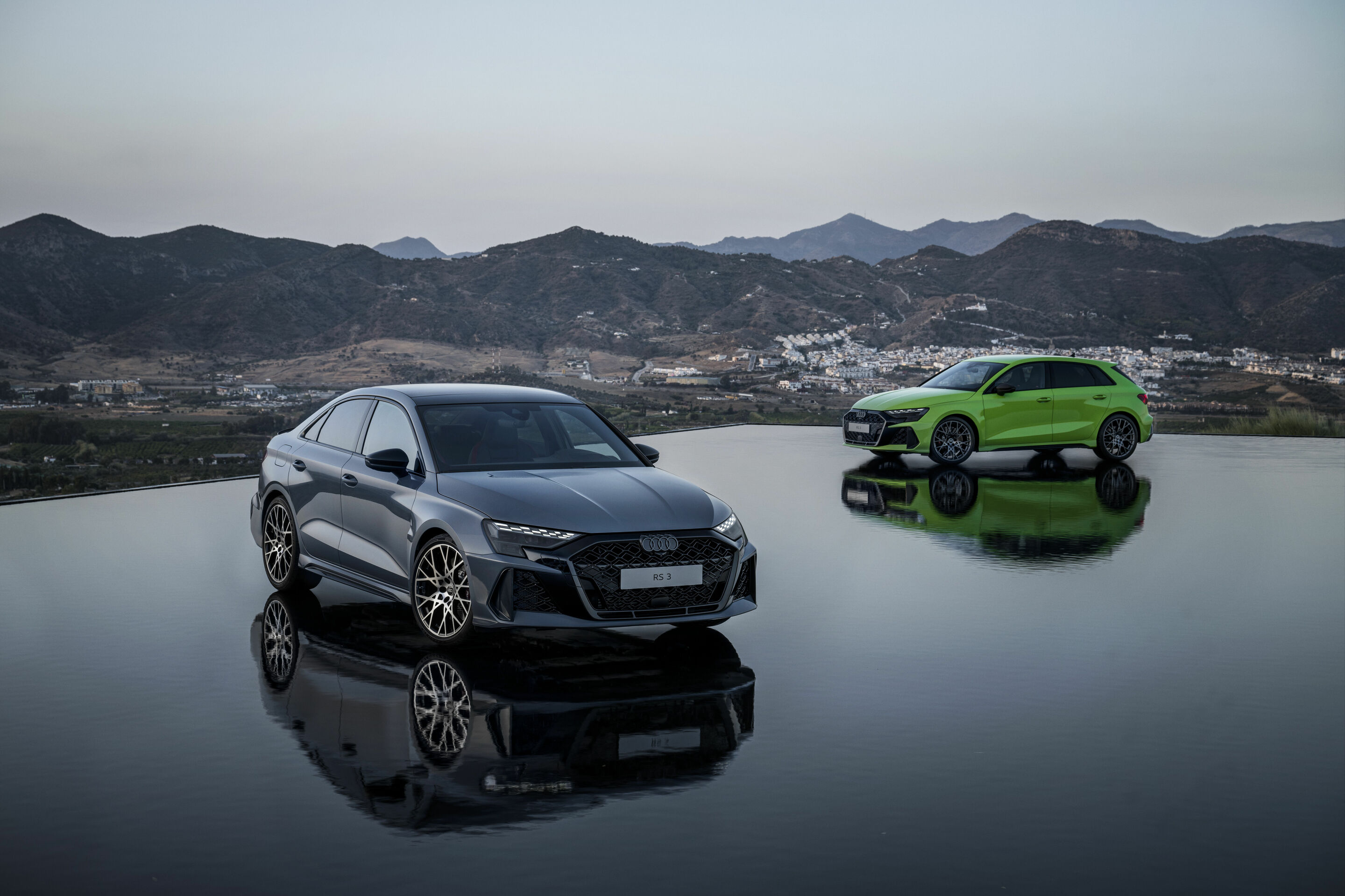 Audi RS 3 Limousine / Audi RS 3 Sportback - Standaufnahme,
Farbe: Kyalamigrün, Kemoragrau