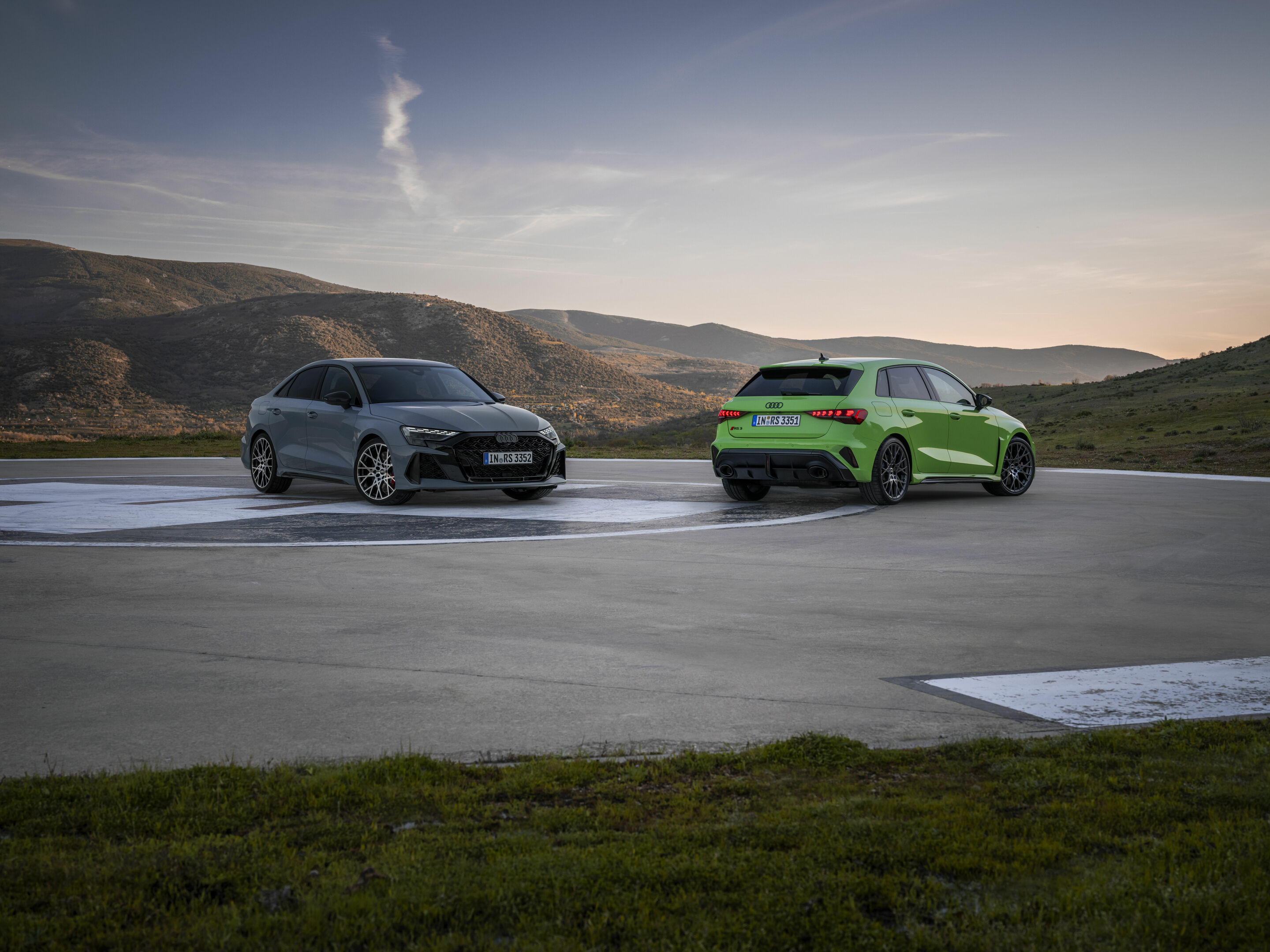 Audi RS 3 Limousine / Audi RS 3 Sportback - Standaufnahme,
Farbe: Kyalamigrün, Kemoragrau