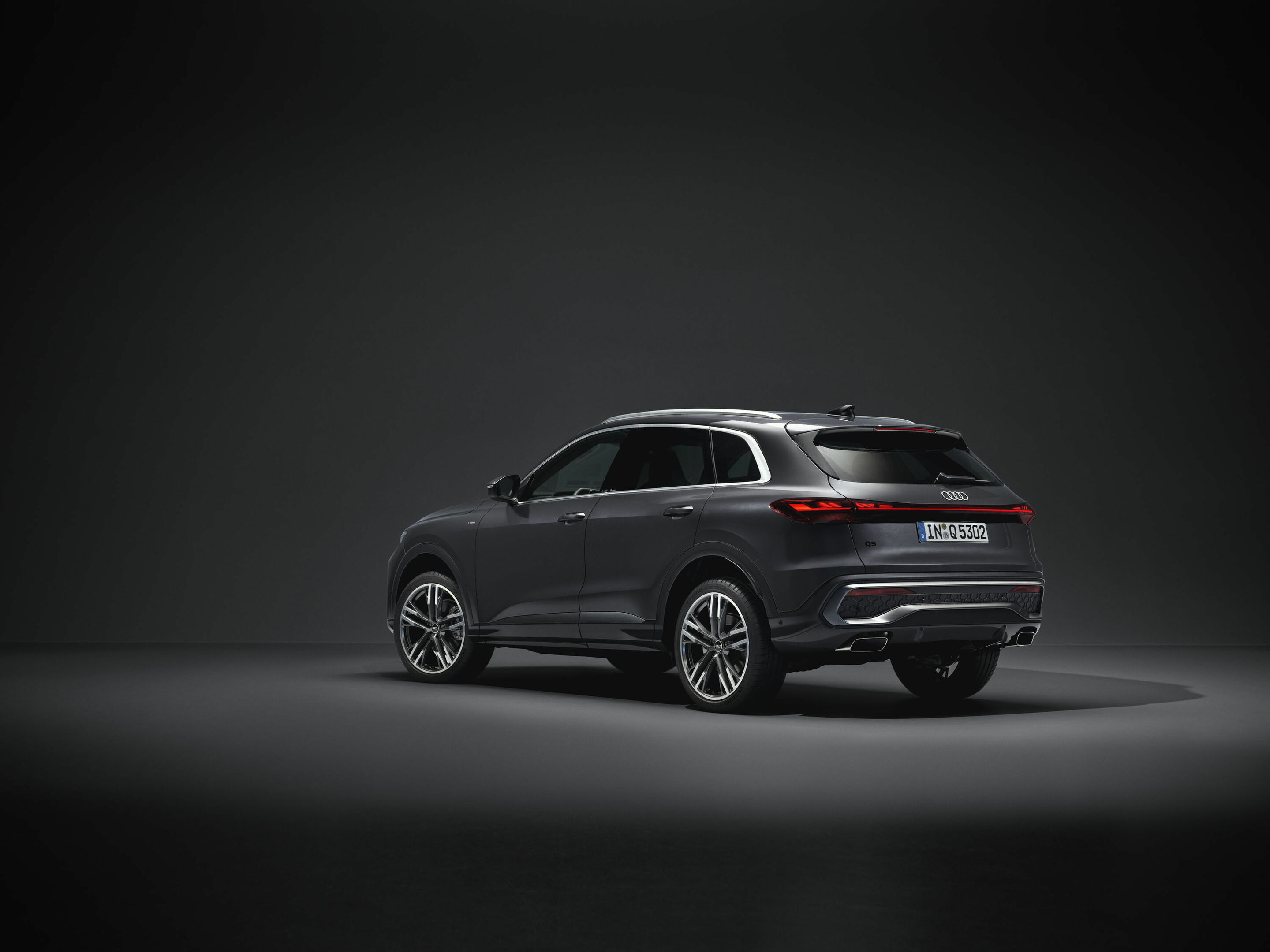 Audi Q5 SUV - Static photo,
Colour: Tambora grey metallic