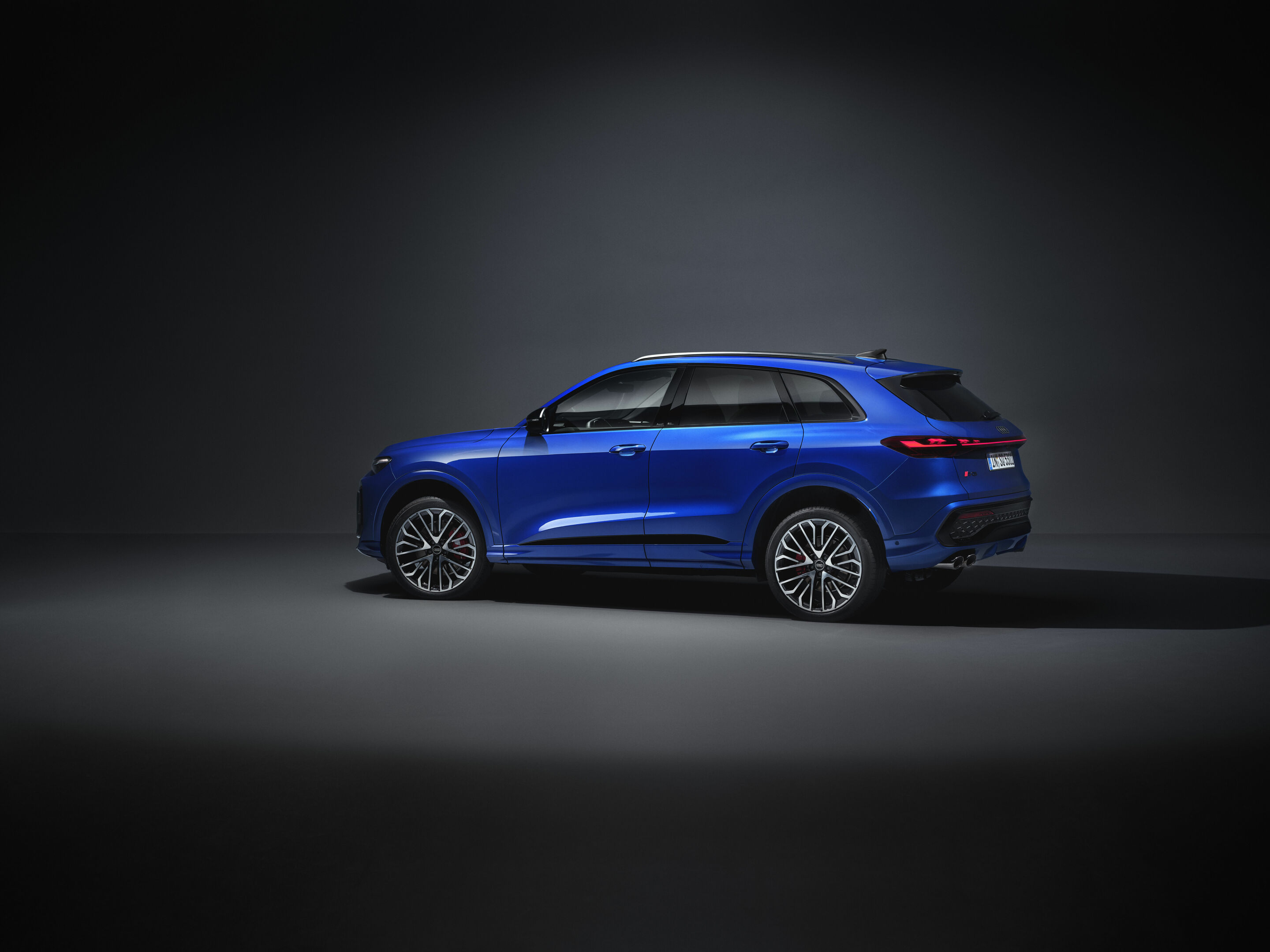 Audi SQ5 TFSI - Static photo, 
Colour: Ultra blue metallic