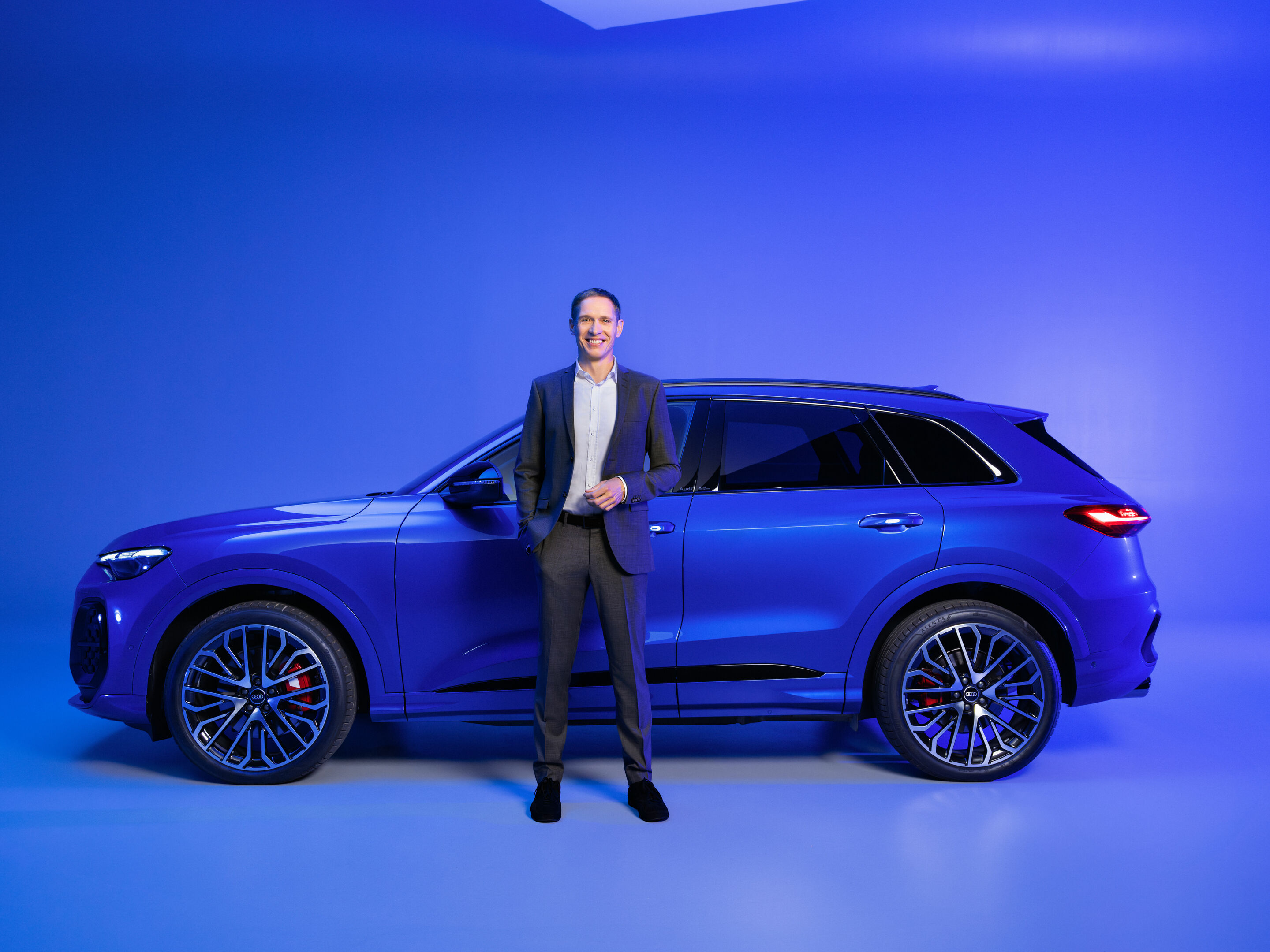 Gerd Walker, Member of the Board of Management of AUDI AG for Production and Logistics, next to the Audi SQ5 - Gerd Walker, Member of the Board of Management of AUDI AG for Production and Logistics, next to the Audi SQ5