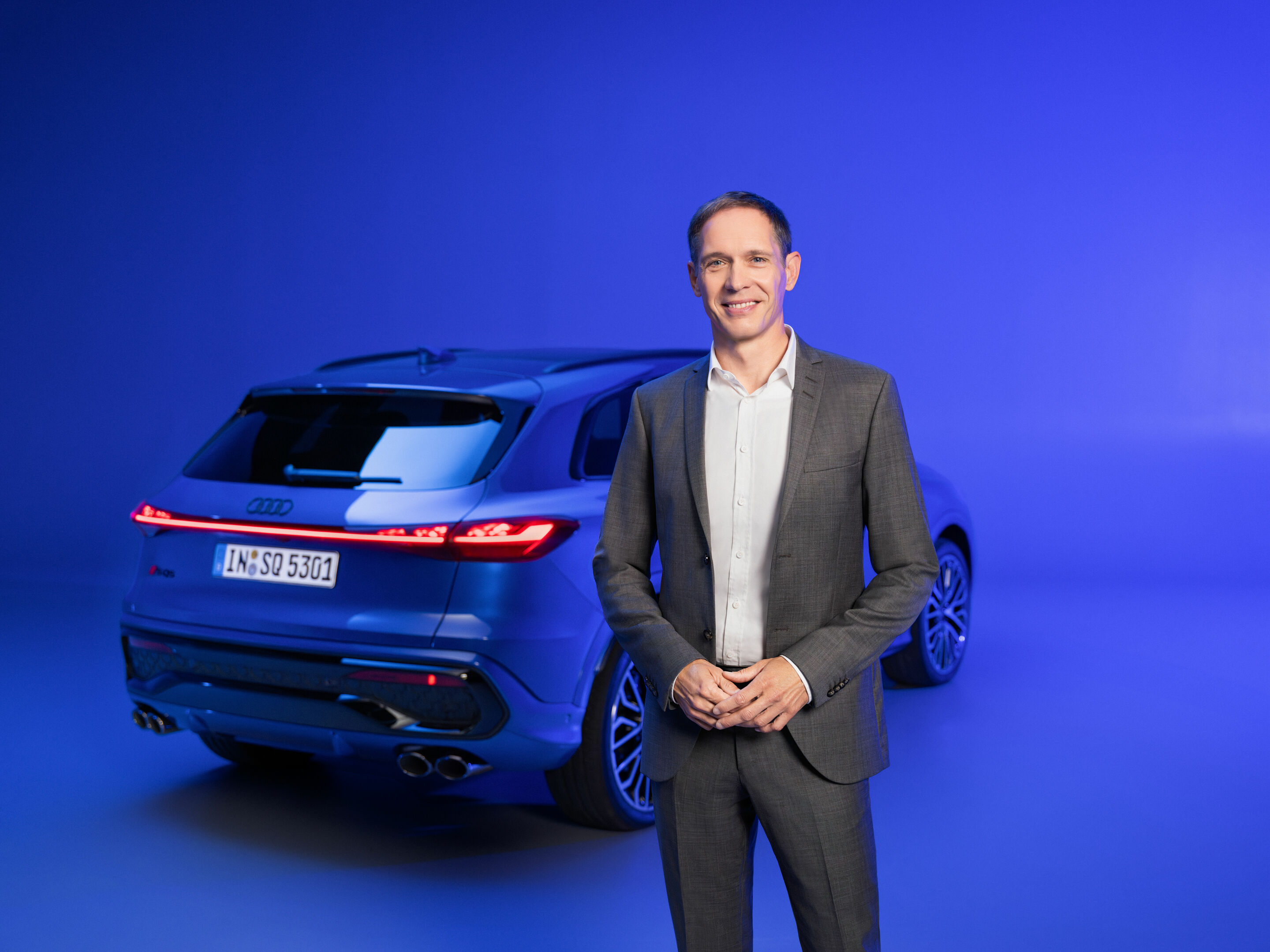 Gerd Walker, Member of the Board of Management of AUDI AG for Production and Logistics, next to the Audi SQ5 - Gerd Walker, Member of the Board of Management of AUDI AG for Production and Logistics, next to the Audi SQ5