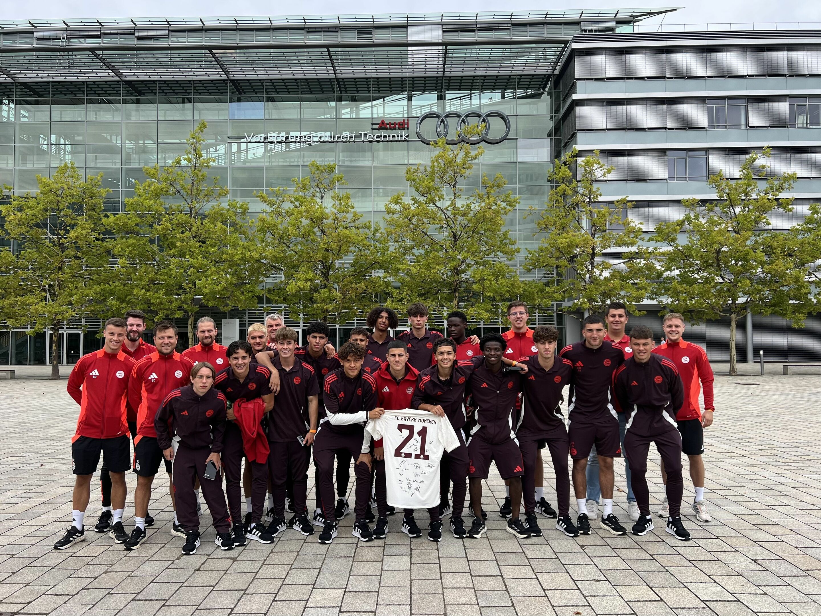 U19 Mannschaft des FC Bayern München zu Besuch in Ingolstadt