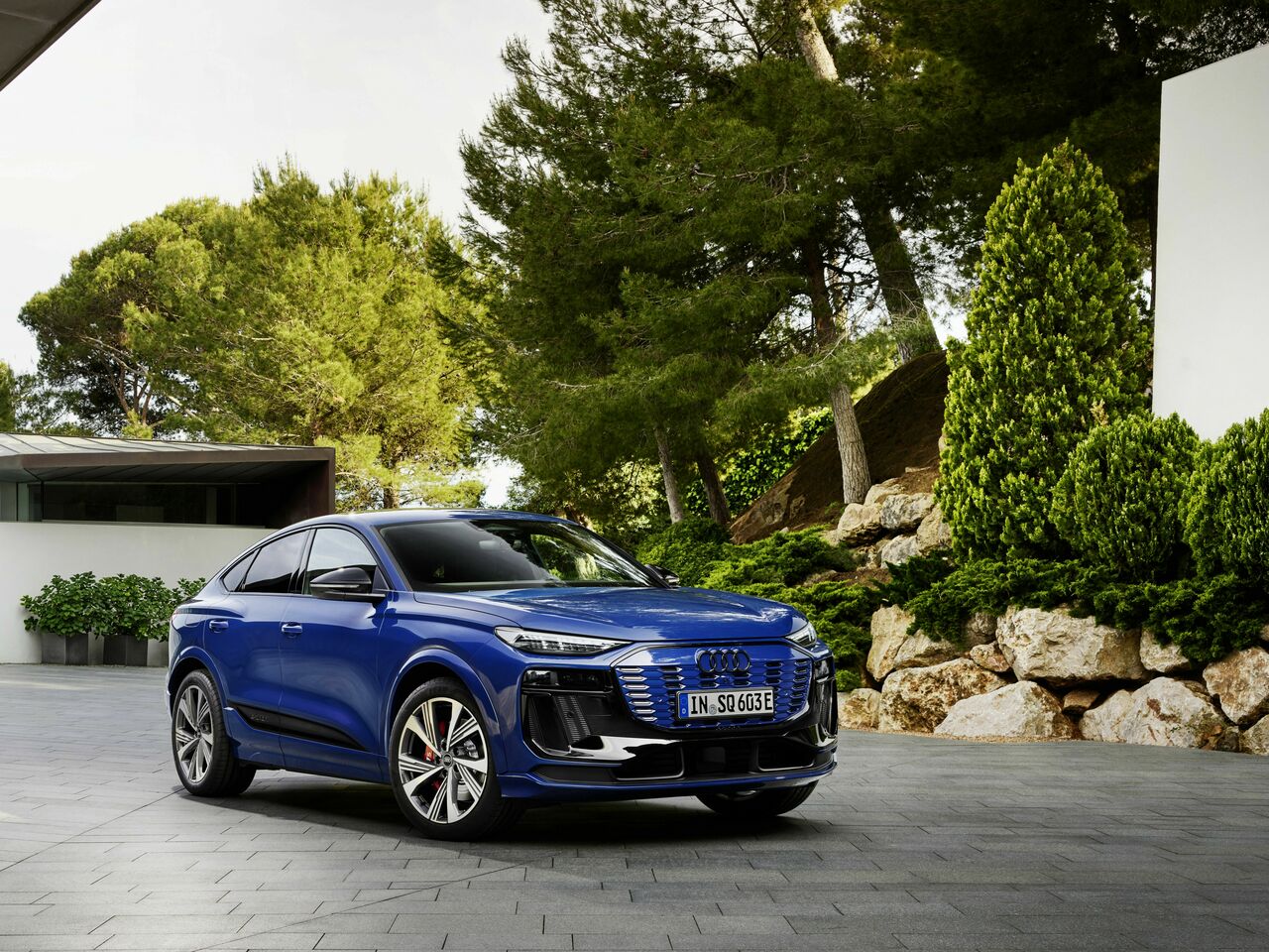 Introducing the new Audi Q6 Sportback e-tron, setting new standards with its innovative design and exceptional range capabilities being the most impressive in its model family.