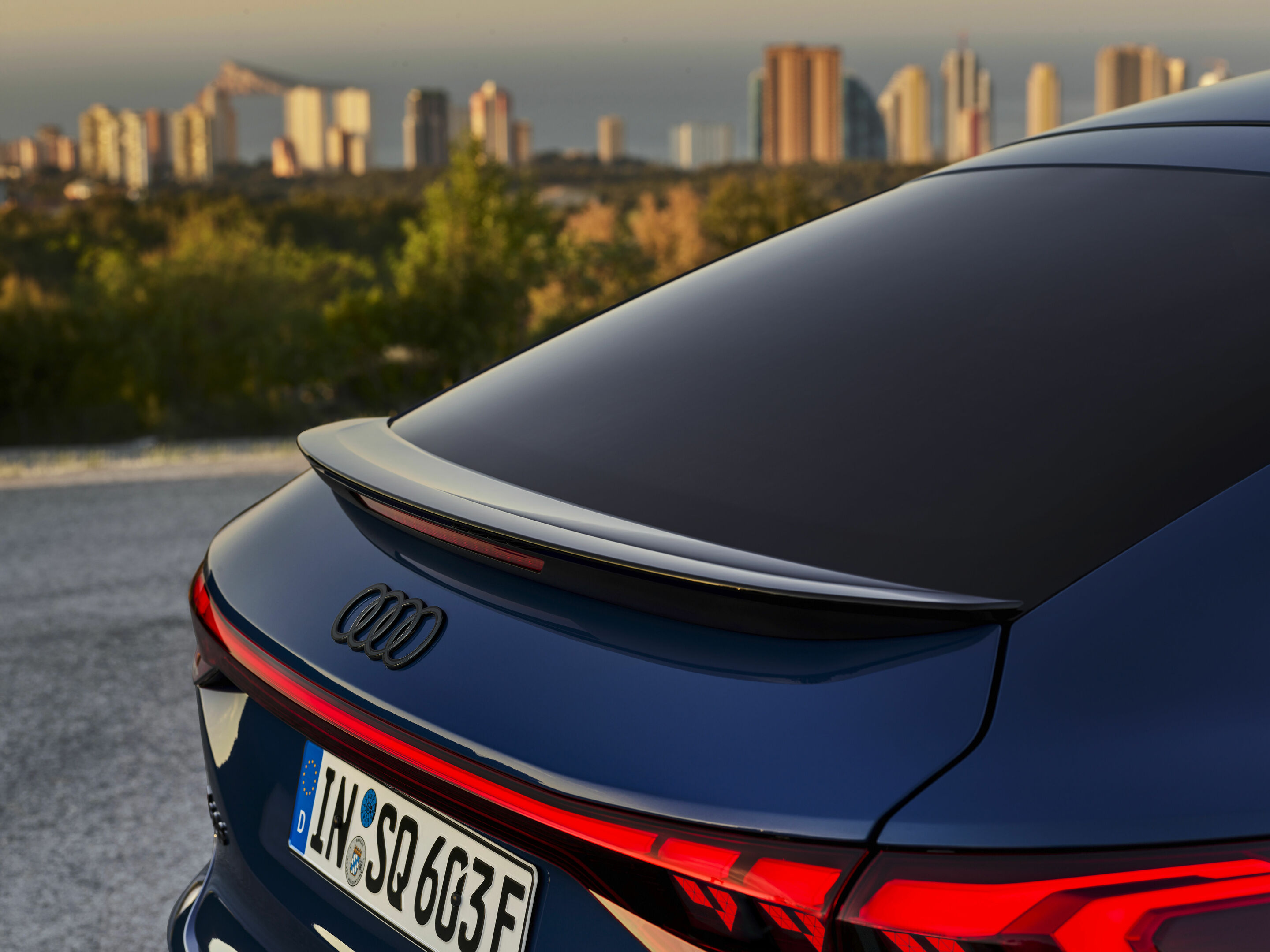 Audi SQ6 Sportback e-tron - Detail,
Farbe: Ascariblau Metallic