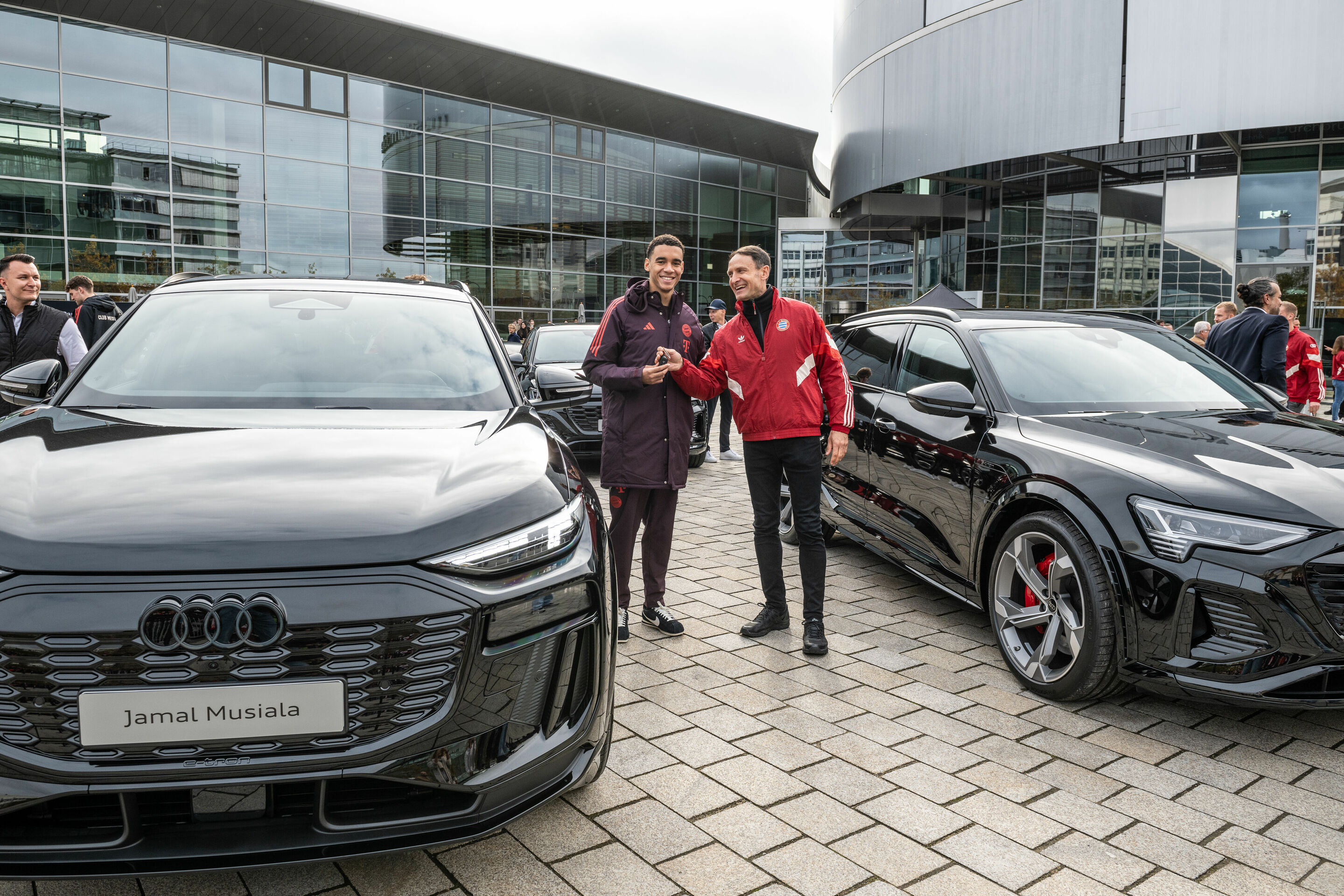 Audi übergibt Dienstwagen an FC Bayern