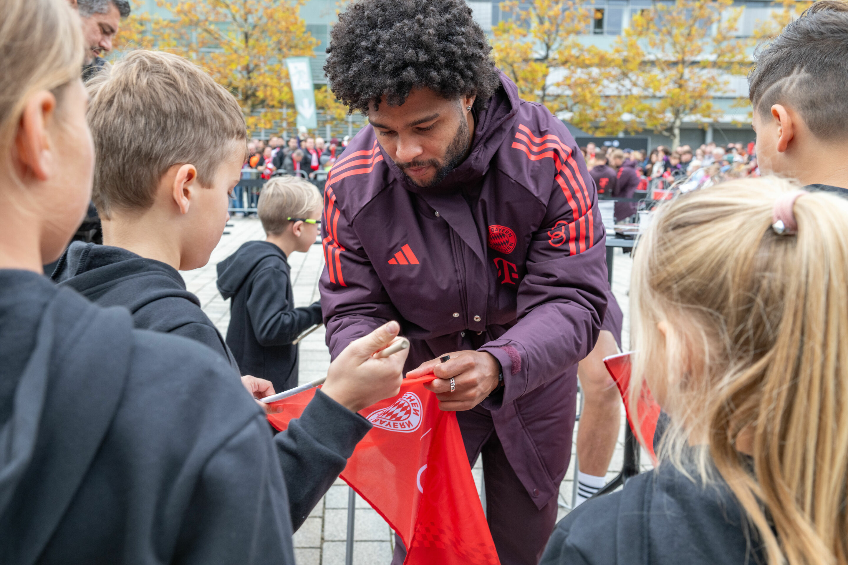 Audi übergibt Dienstwagen an FC Bayern