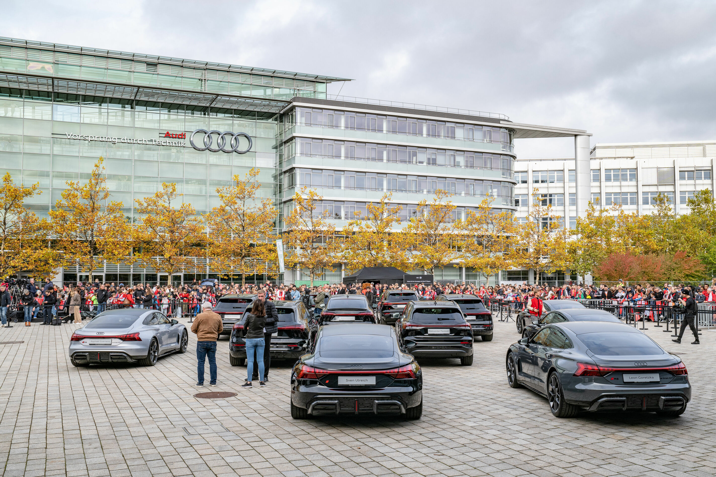 Audi übergibt Dienstwagen an FC Bayern