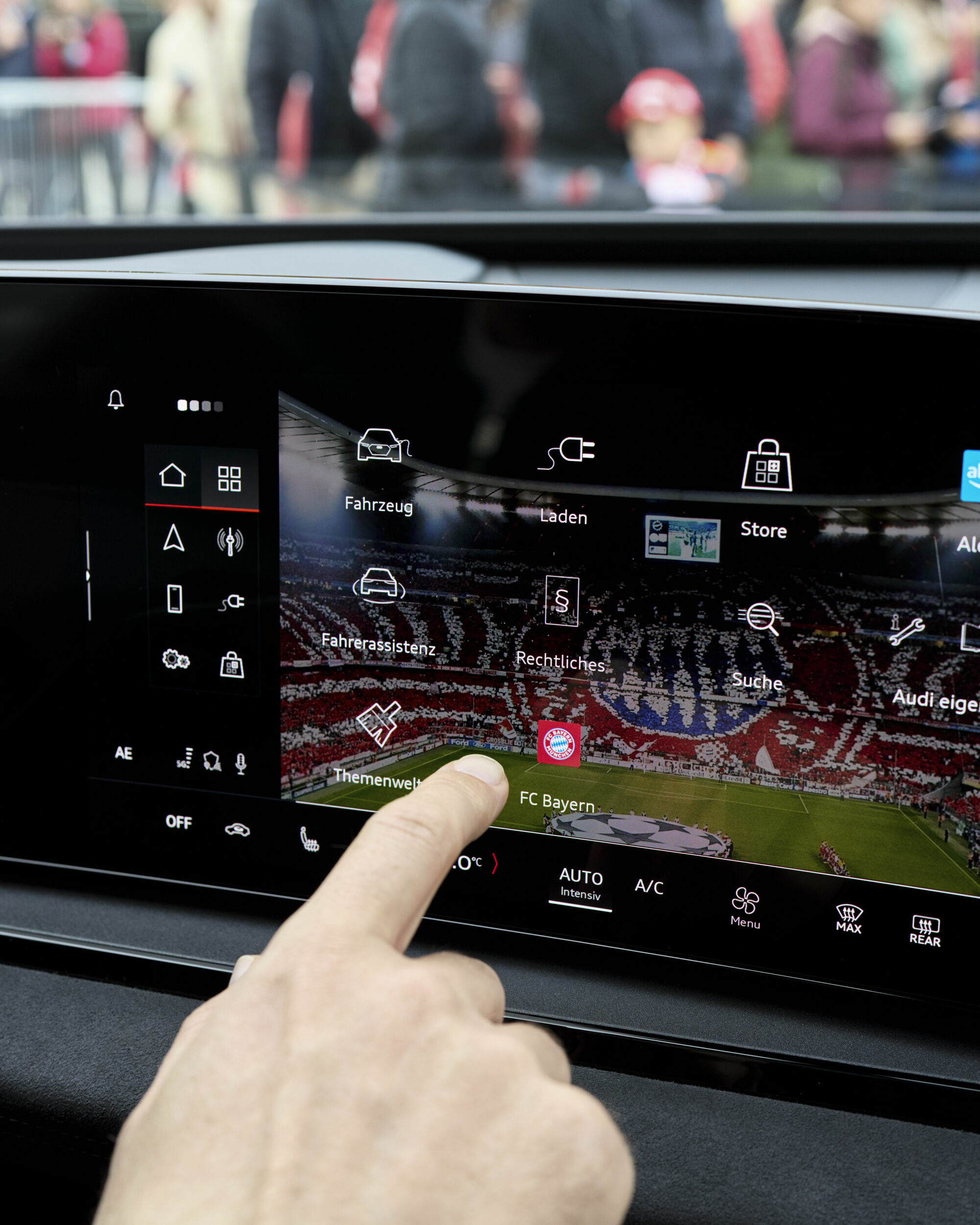 Audi stattet seine Modelle mit einem FC Bayern Hintergrund für das MMI display aus - In Zusammenarbeit mit dem FC Bayern stattet Audi seine Modelle mit einem speziellen Hintergrund (Themenwelt) für das MMI display aus, inkl. einer dazu passenden Ambiente-Beleuchtung.
In...