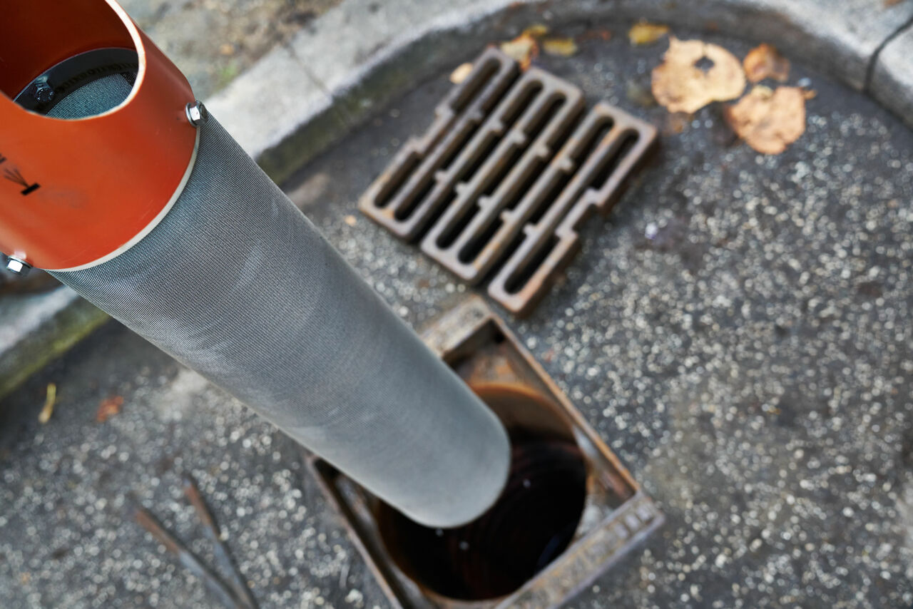 Erfolgreich-gegen-Mikroplastik-URBANFILTER-verdoppelt-Menge-an-gesammelten-Feststoffen-und-Plastikpartikeln-im-Realbetrieb