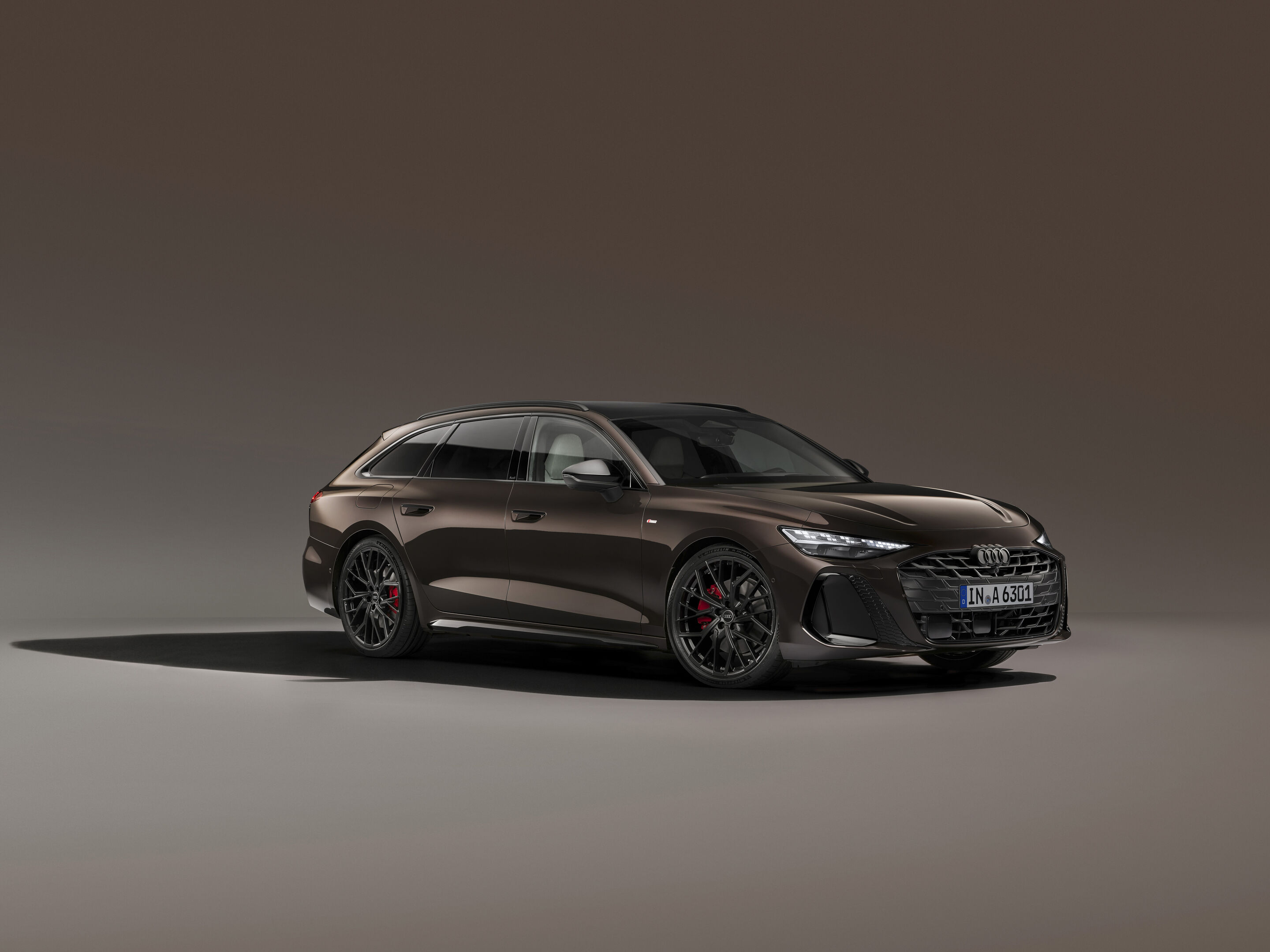 Audi A6 Avant - Standaufnahme, 
Farbe: Madeirabraun Metallic