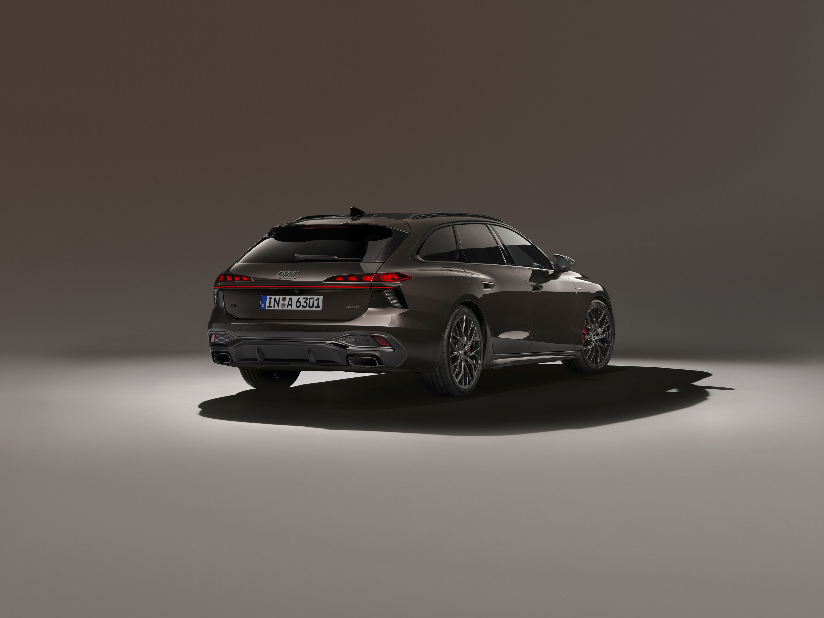 Audi A6 Avant - Standaufnahme, 
Farbe: Madeirabraun Metallic