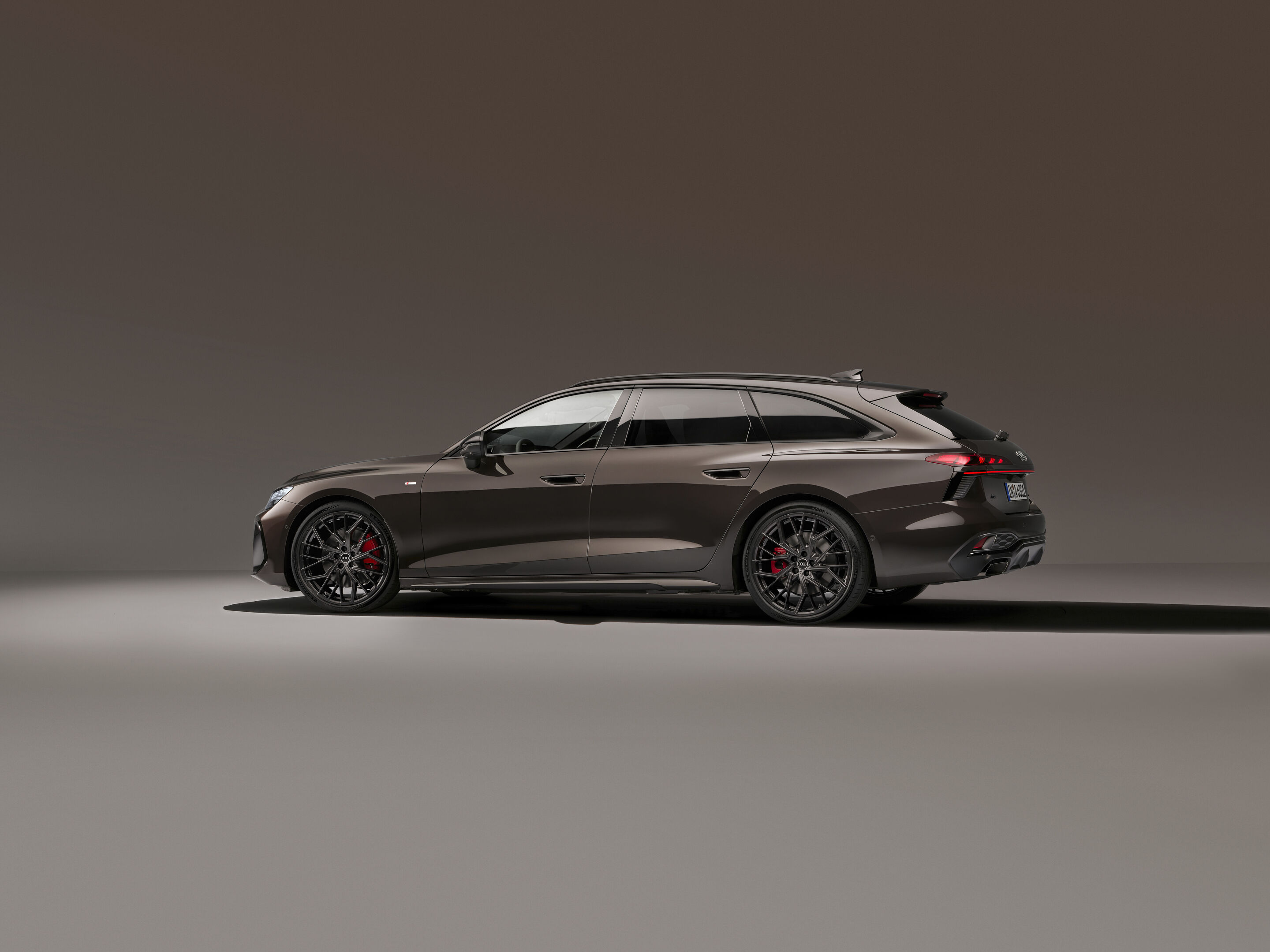 Audi A6 Avant - Standaufnahme, 
Farbe: Madeirabraun Metallic