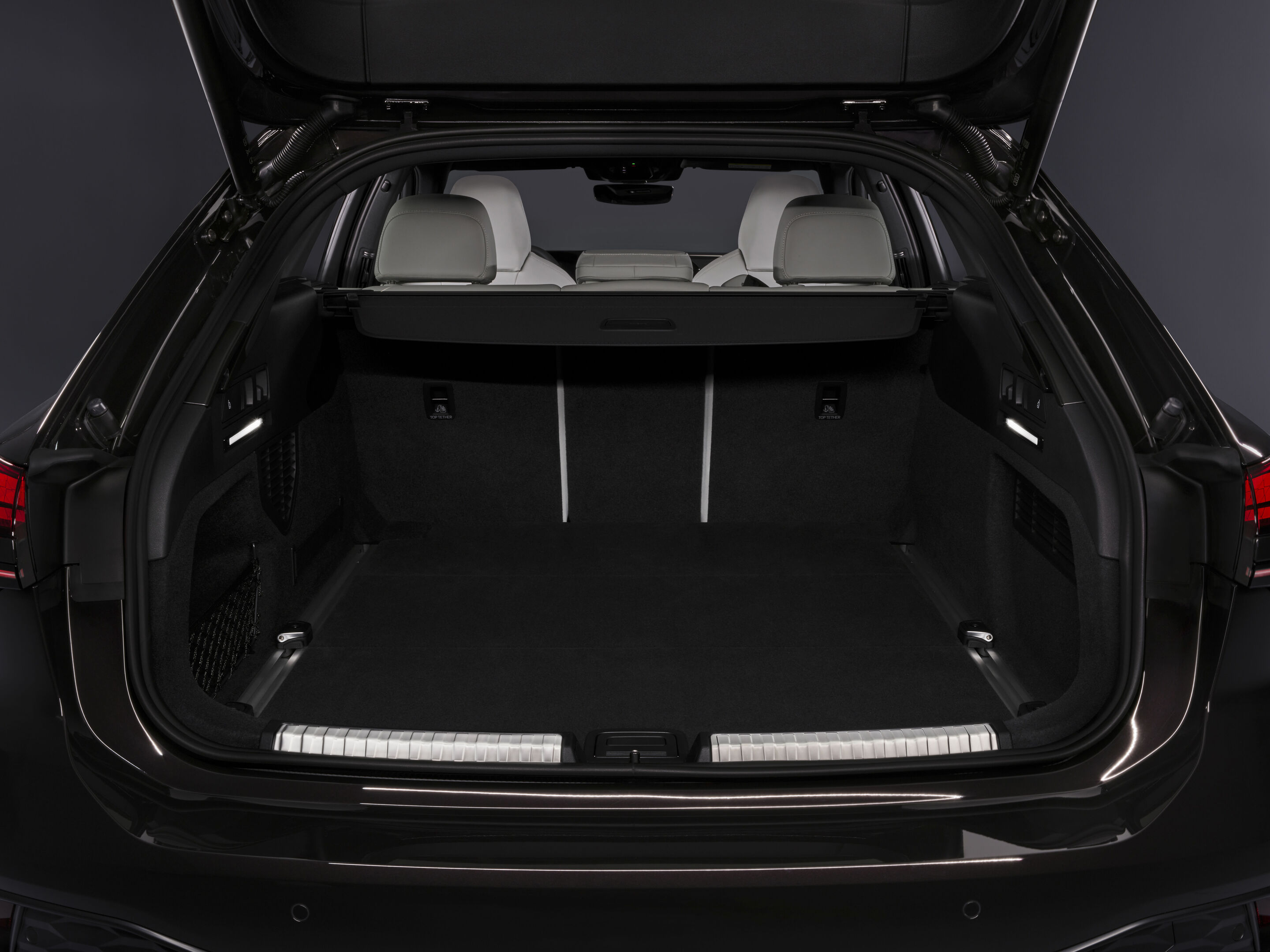 Audi A6 Avant - Gepäckraum,
Farbe: Madeirabraun Metallic