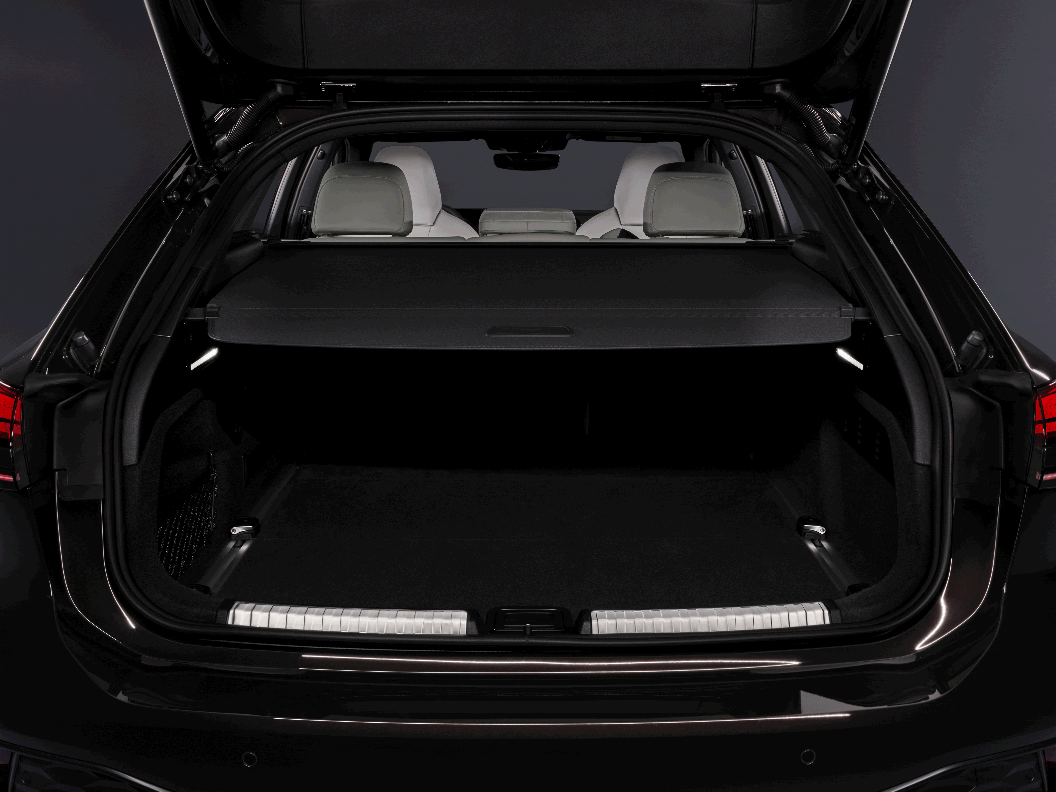 Audi A6 Avant - Gepäckraum,
Farbe: Madeirabraun Metallic